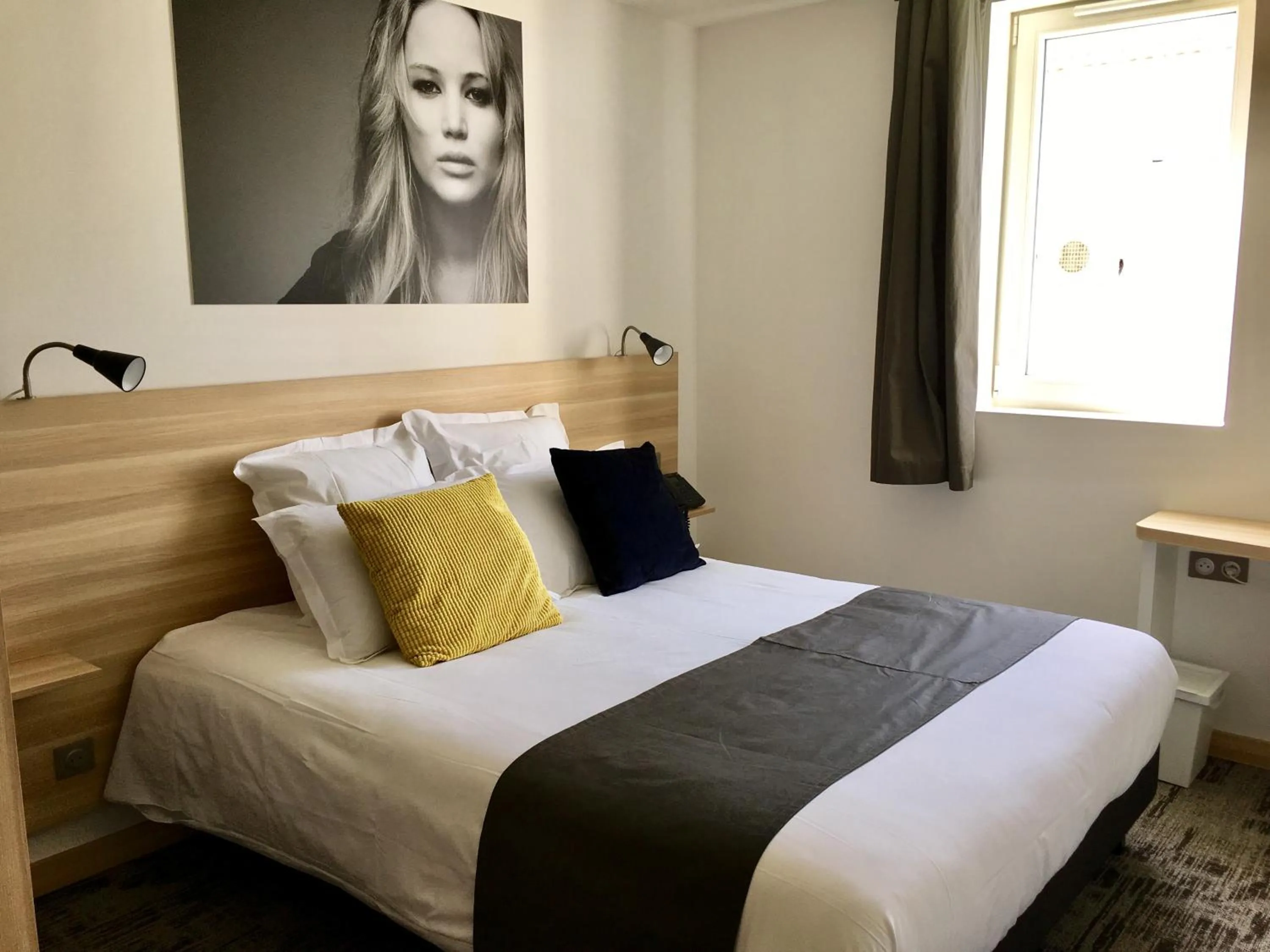 Bed in Brit Hotel Martigues Nord