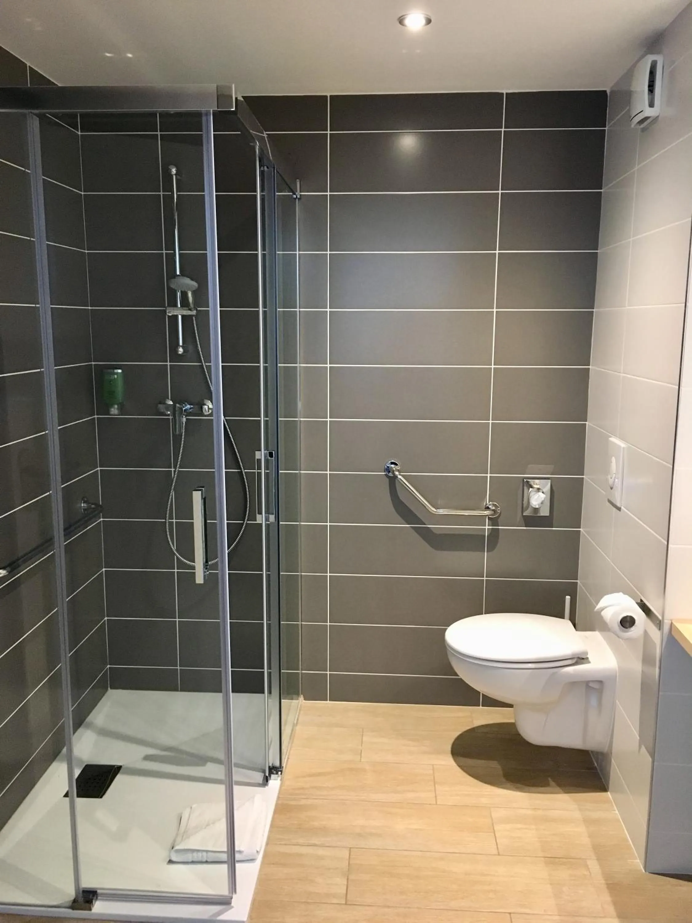 Shower in Brit Hotel Martigues Nord