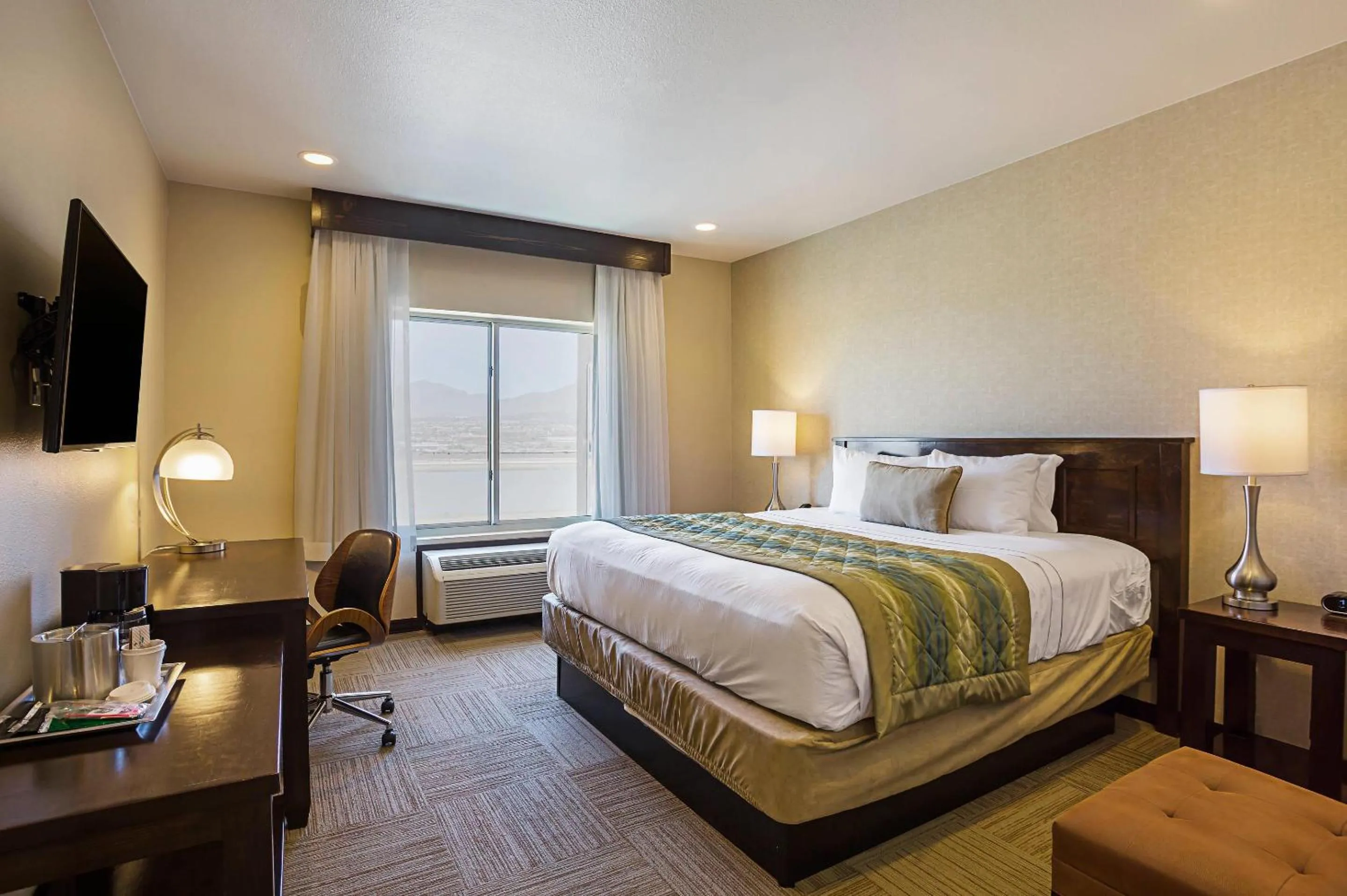 Bedroom, Bed in The Hotel at Sunland Park Casino El Paso, an Ascend Collection Hotel