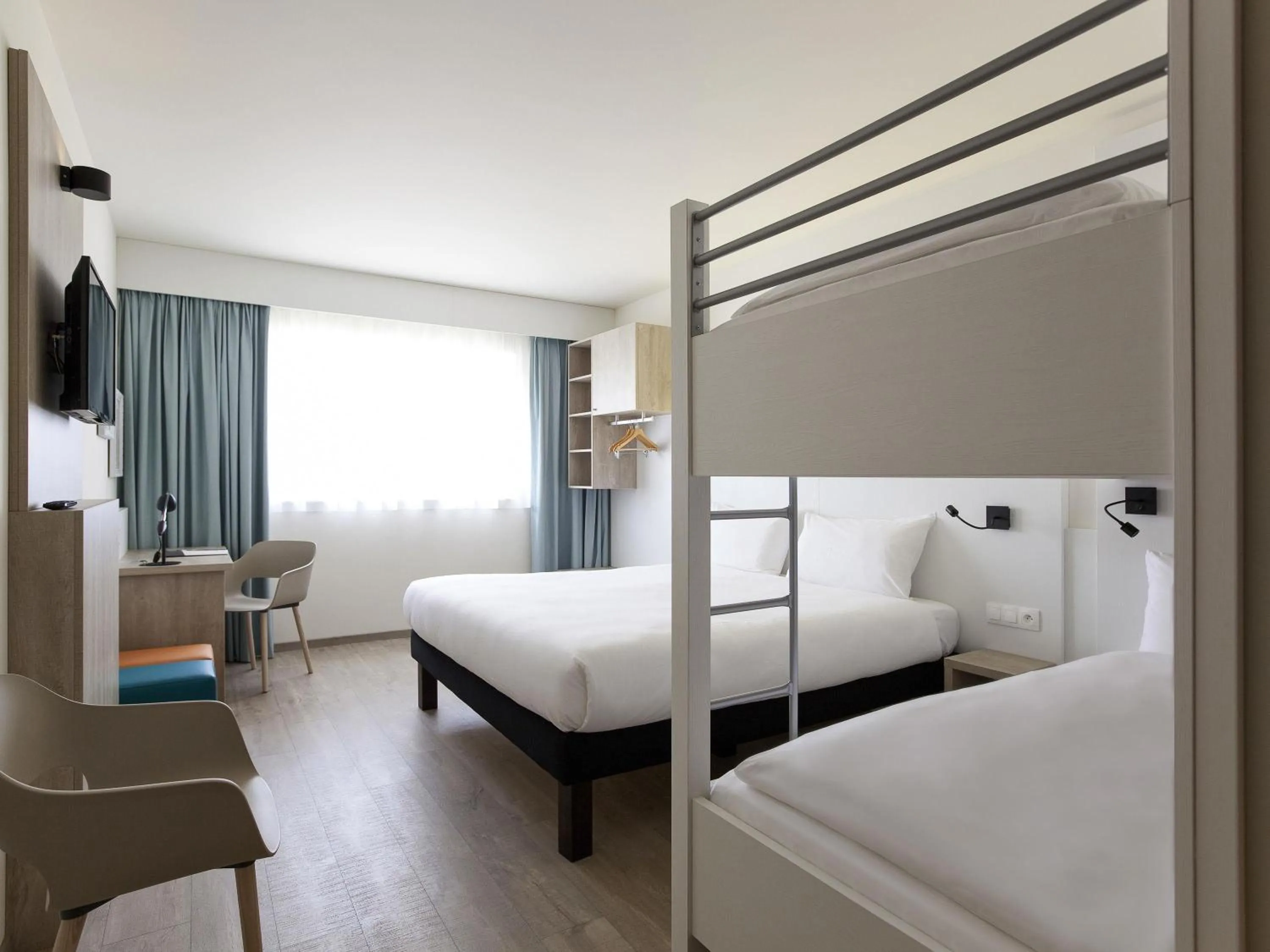 Bedroom, Bed in ibis Styles Nieuwpoort