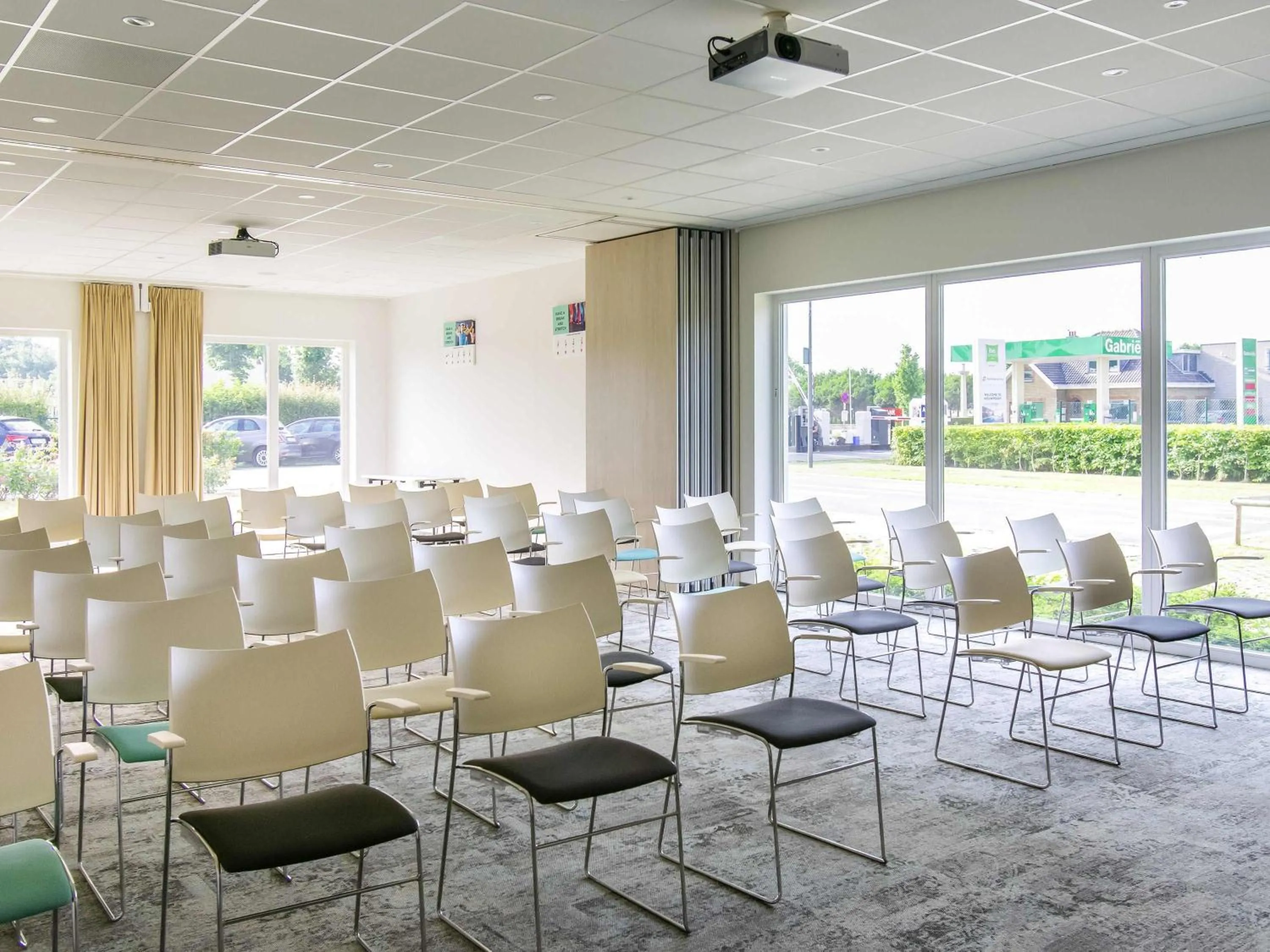 Meeting/conference room in ibis Styles Nieuwpoort