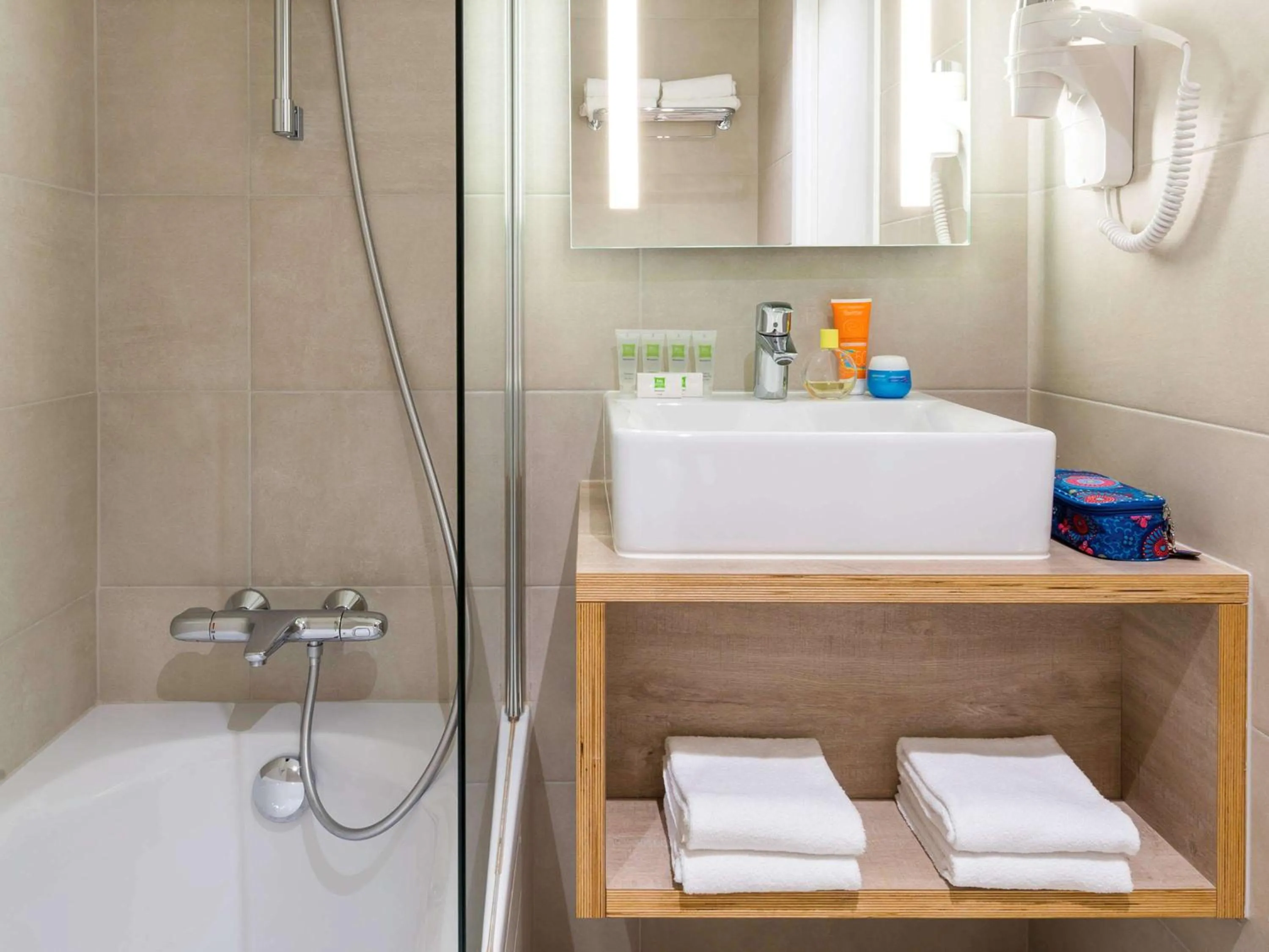 Photo of the whole room in ibis Styles Nieuwpoort