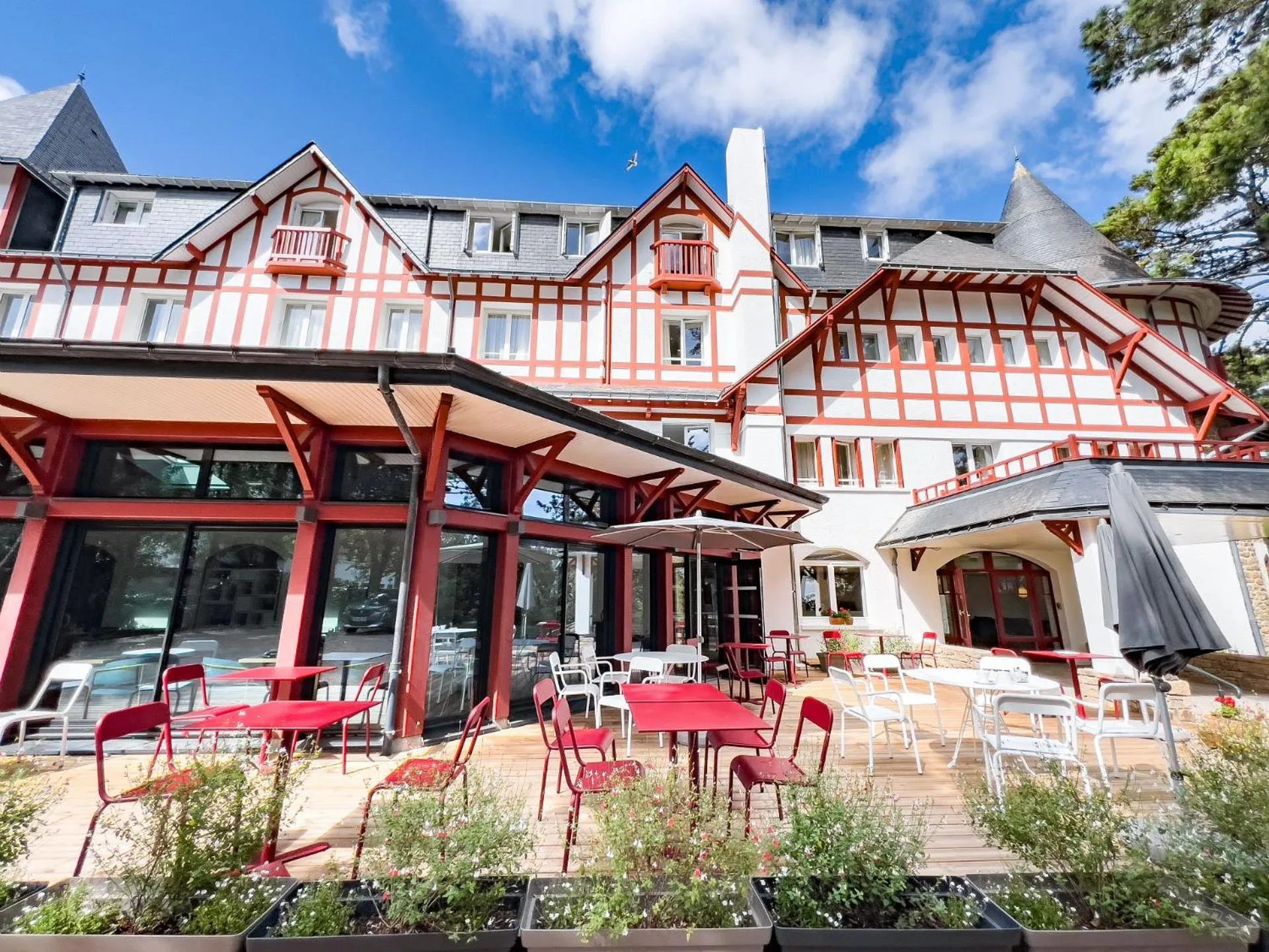 Facade/entrance in Hôtel Miléade Les Pléïades La Baule