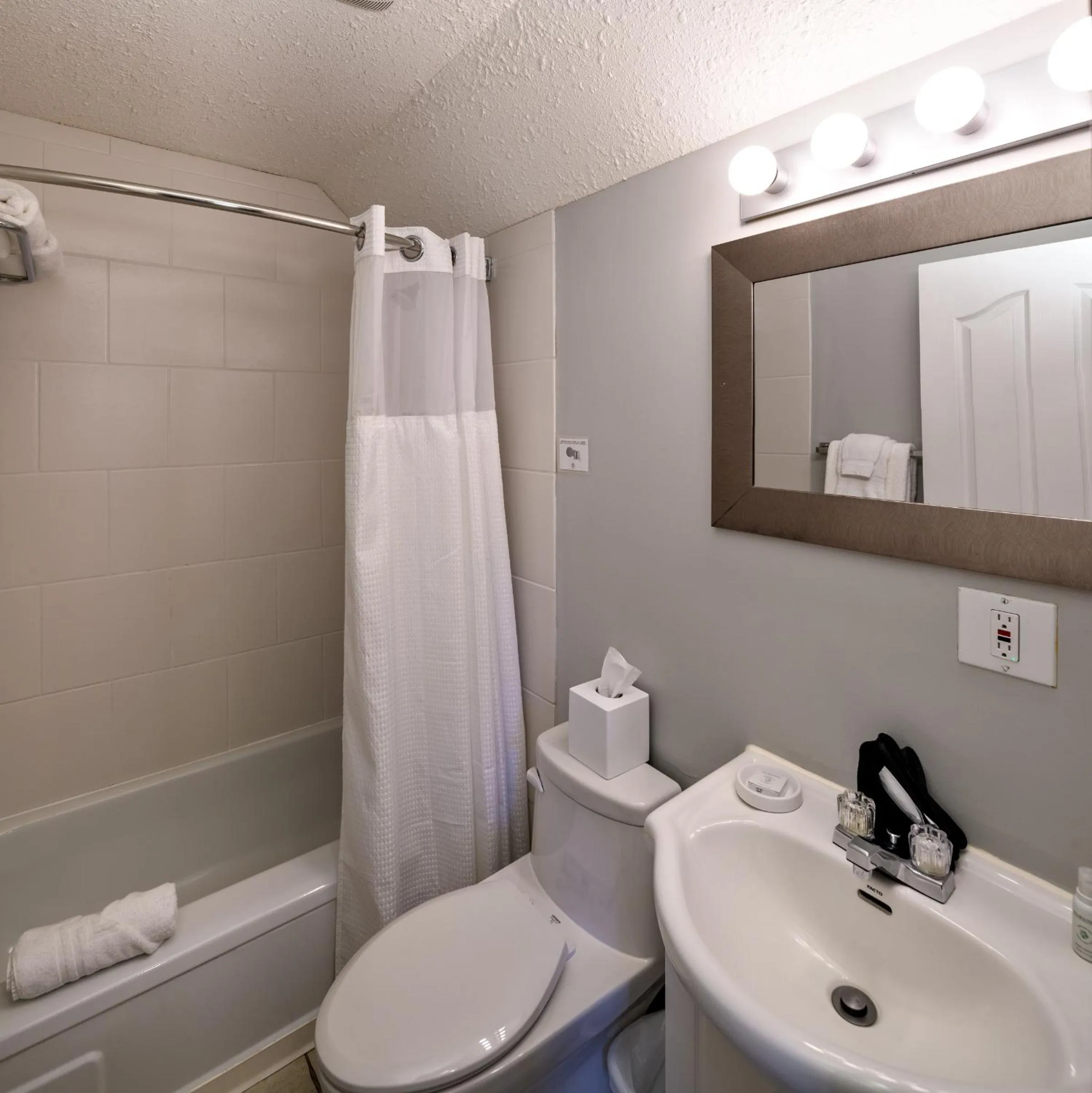 Public Bath in Lakeside Villa & Nordic Spa