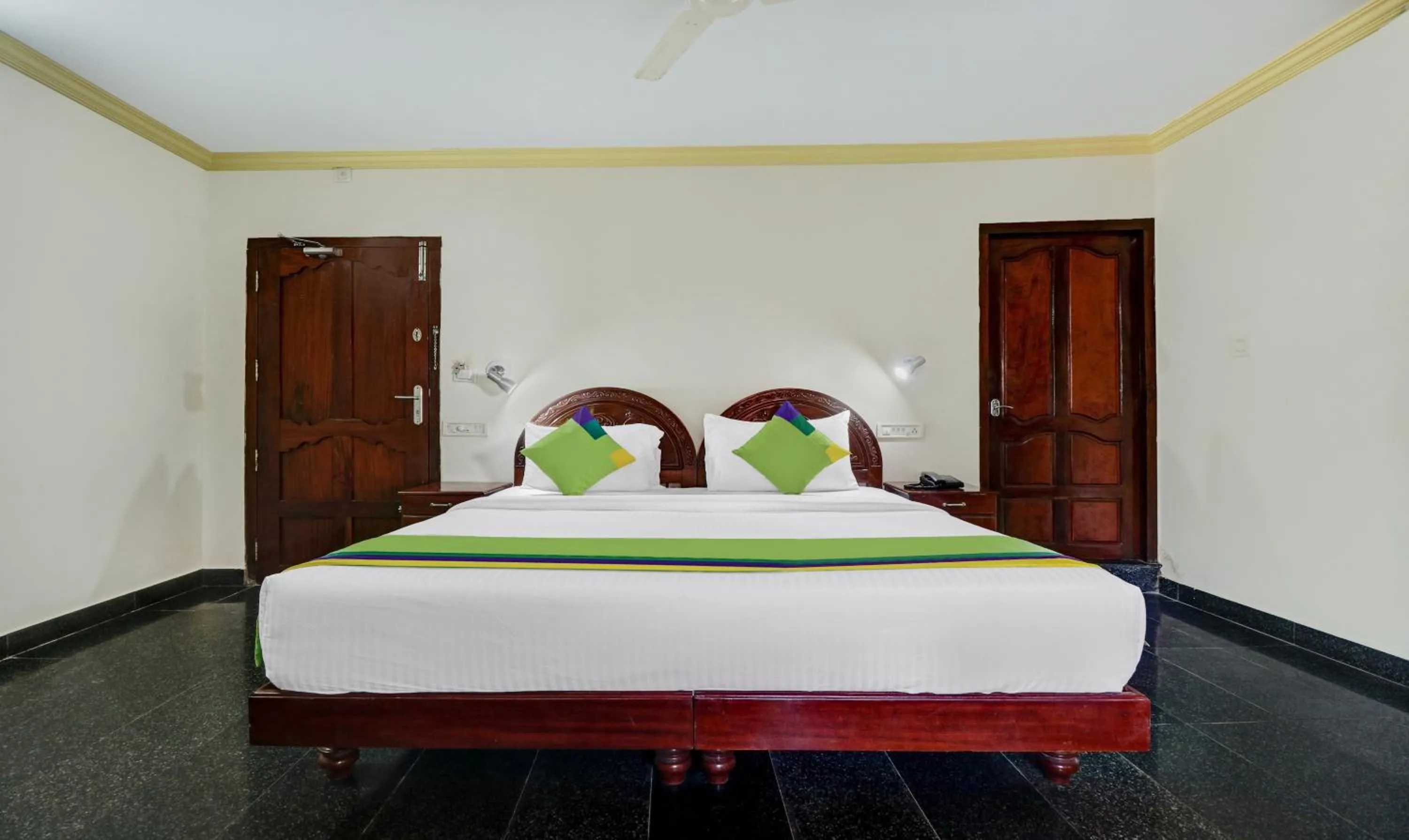 Bedroom, Bed in Itsy Hotels The Waters Edge Beach Resort