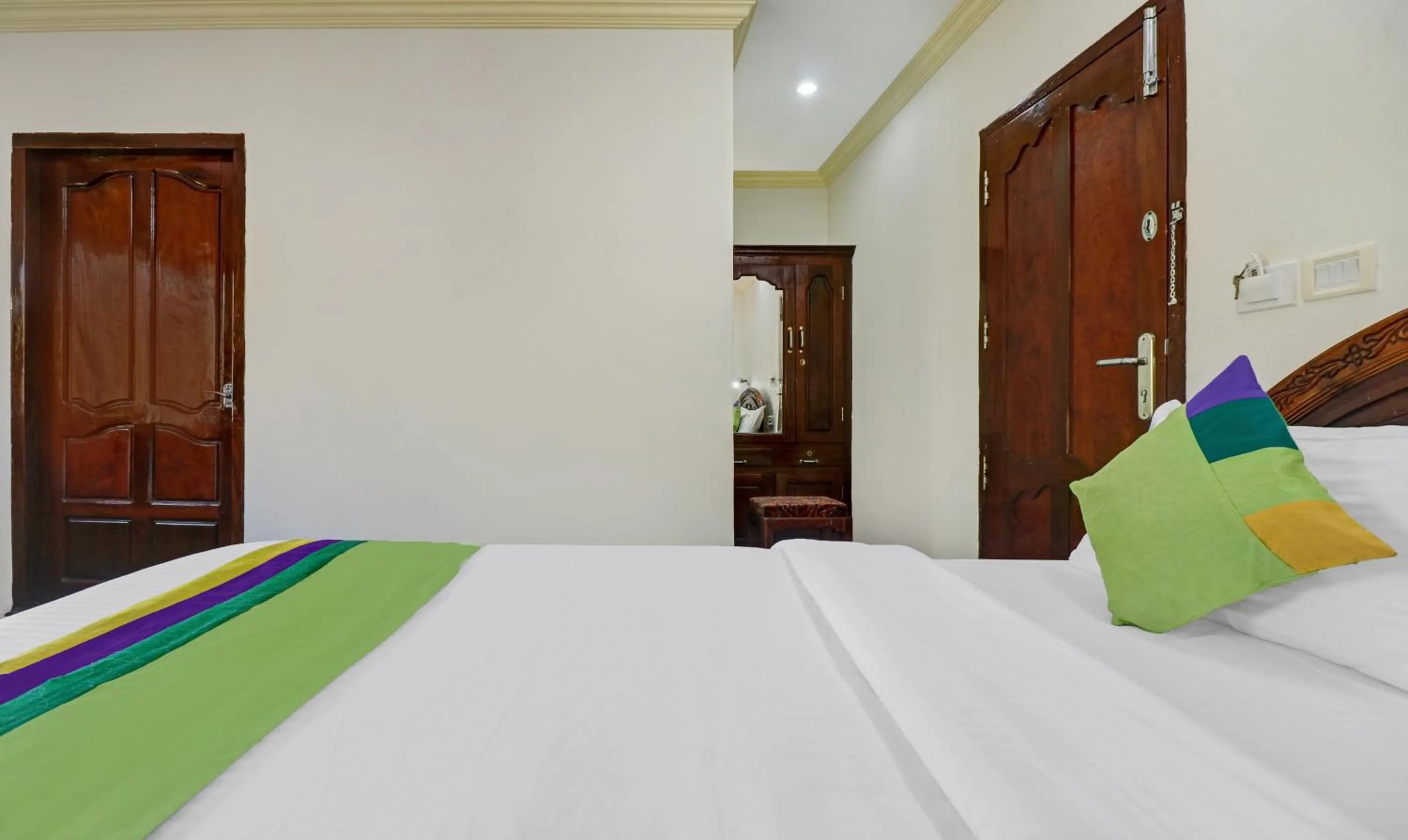 Bedroom, Bed in Itsy Hotels The Waters Edge Beach Resort