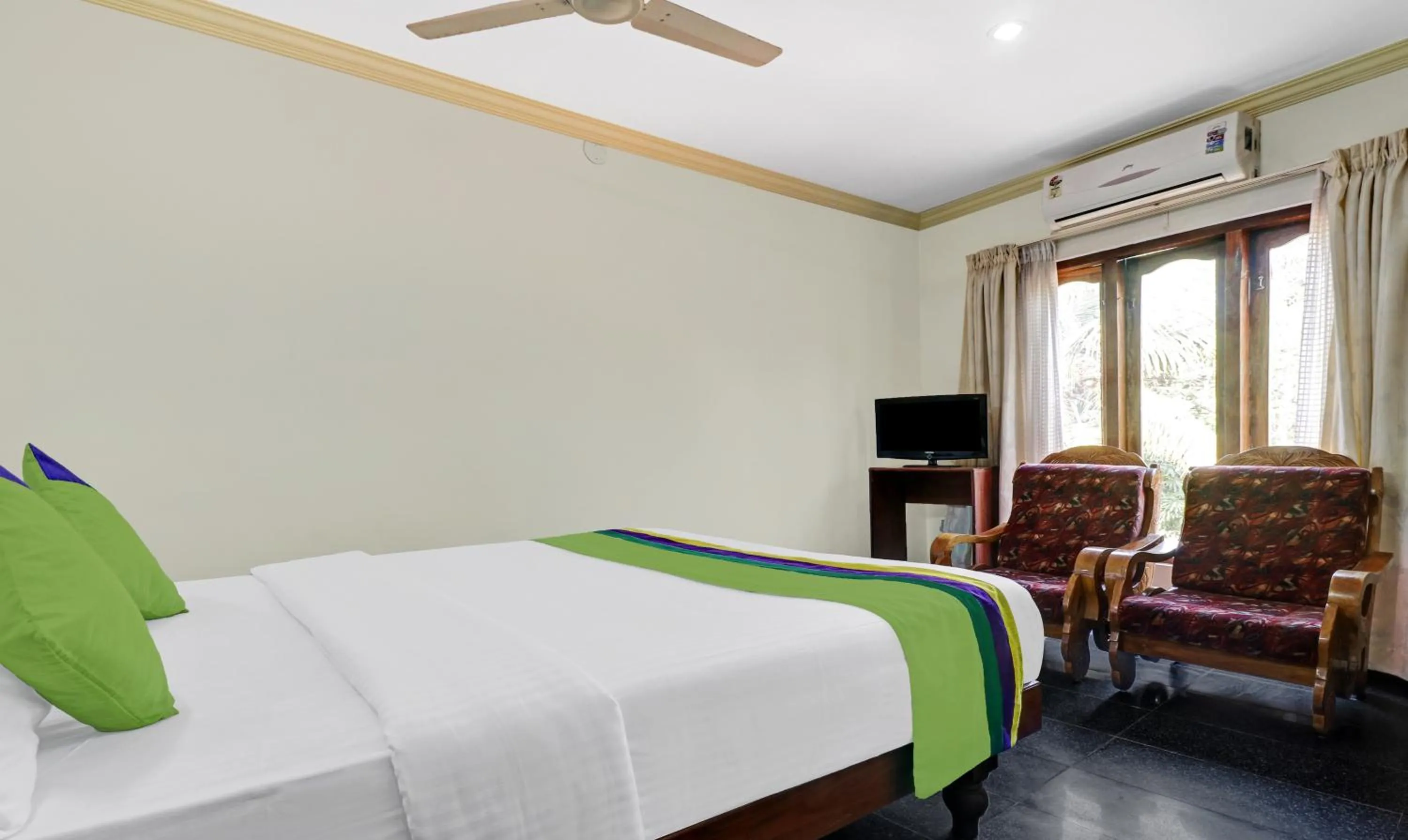 Bedroom, Bed in Itsy Hotels The Waters Edge Beach Resort