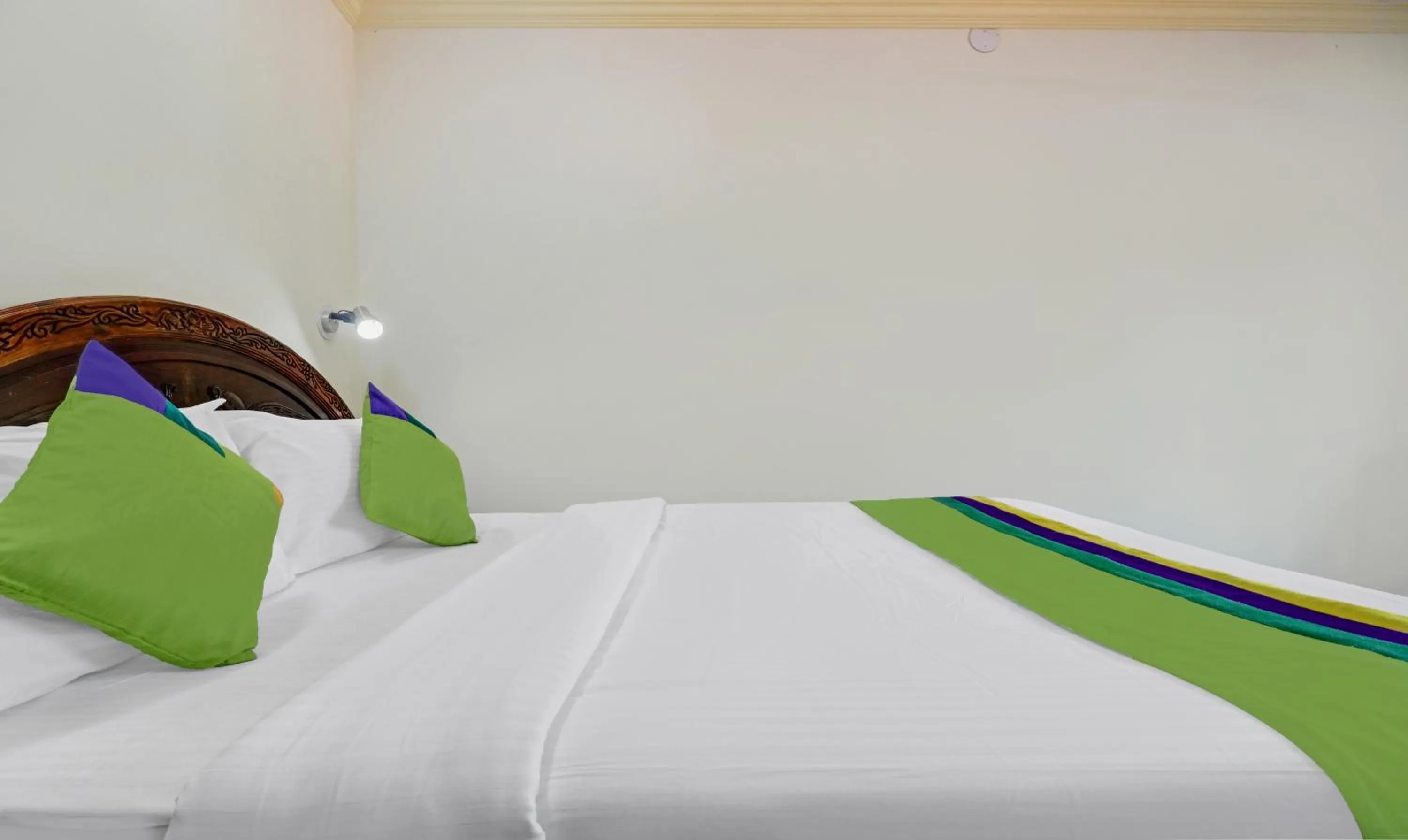 Bedroom, Bed in Itsy Hotels The Waters Edge Beach Resort