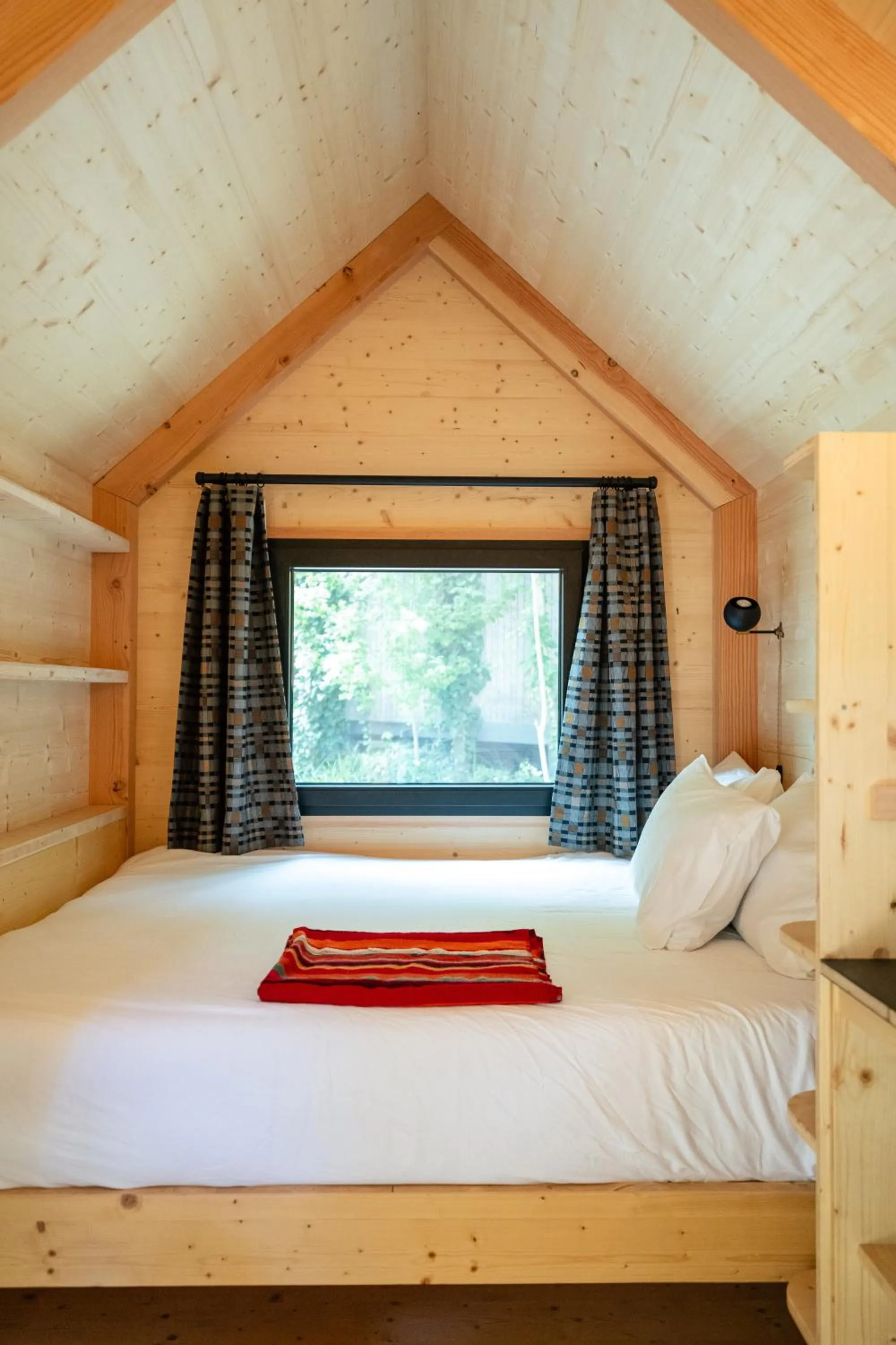 Bed in Johnson's Beach Cabins and Campground