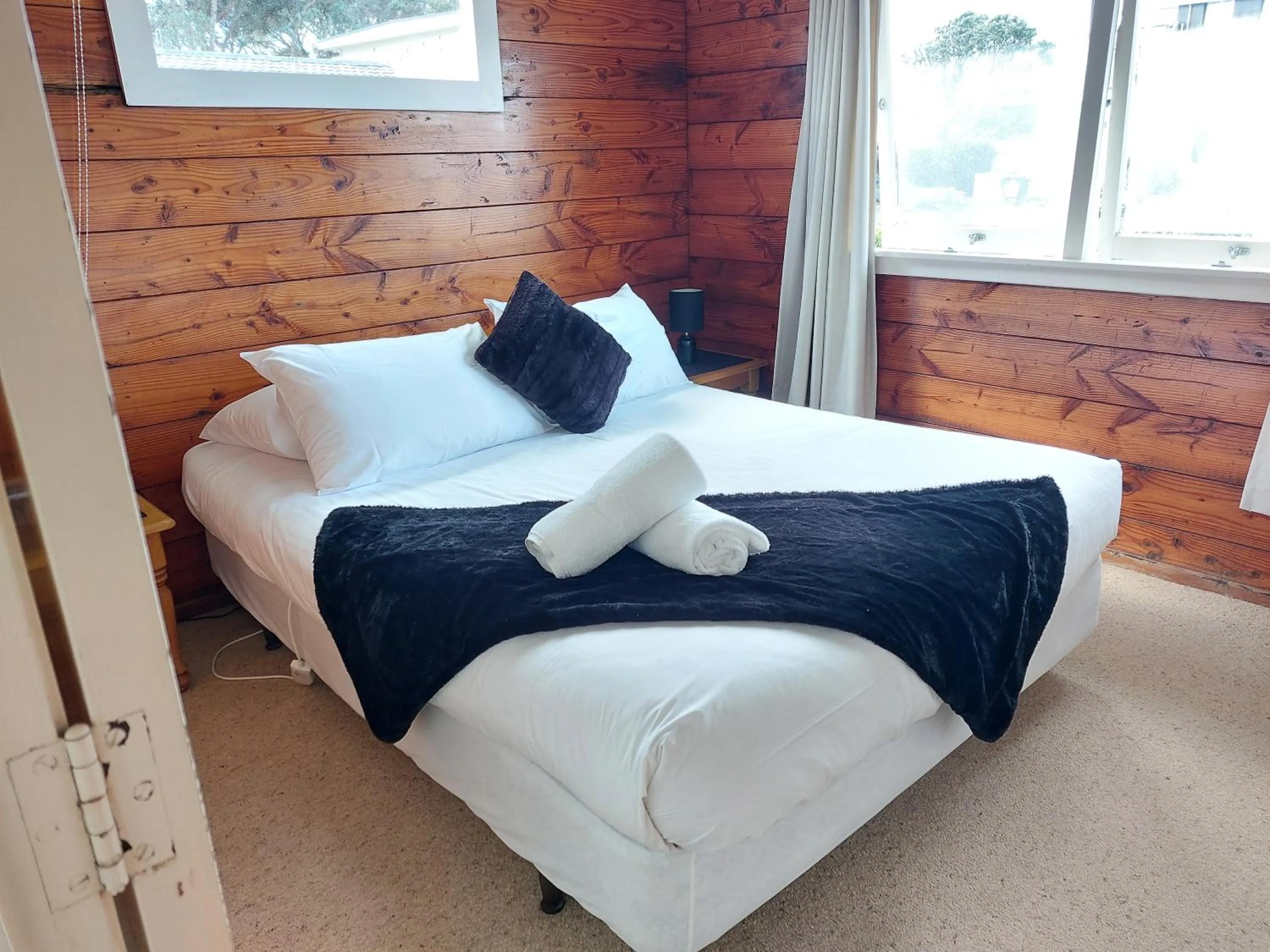 Bedroom, Bed in Edgewater Motel