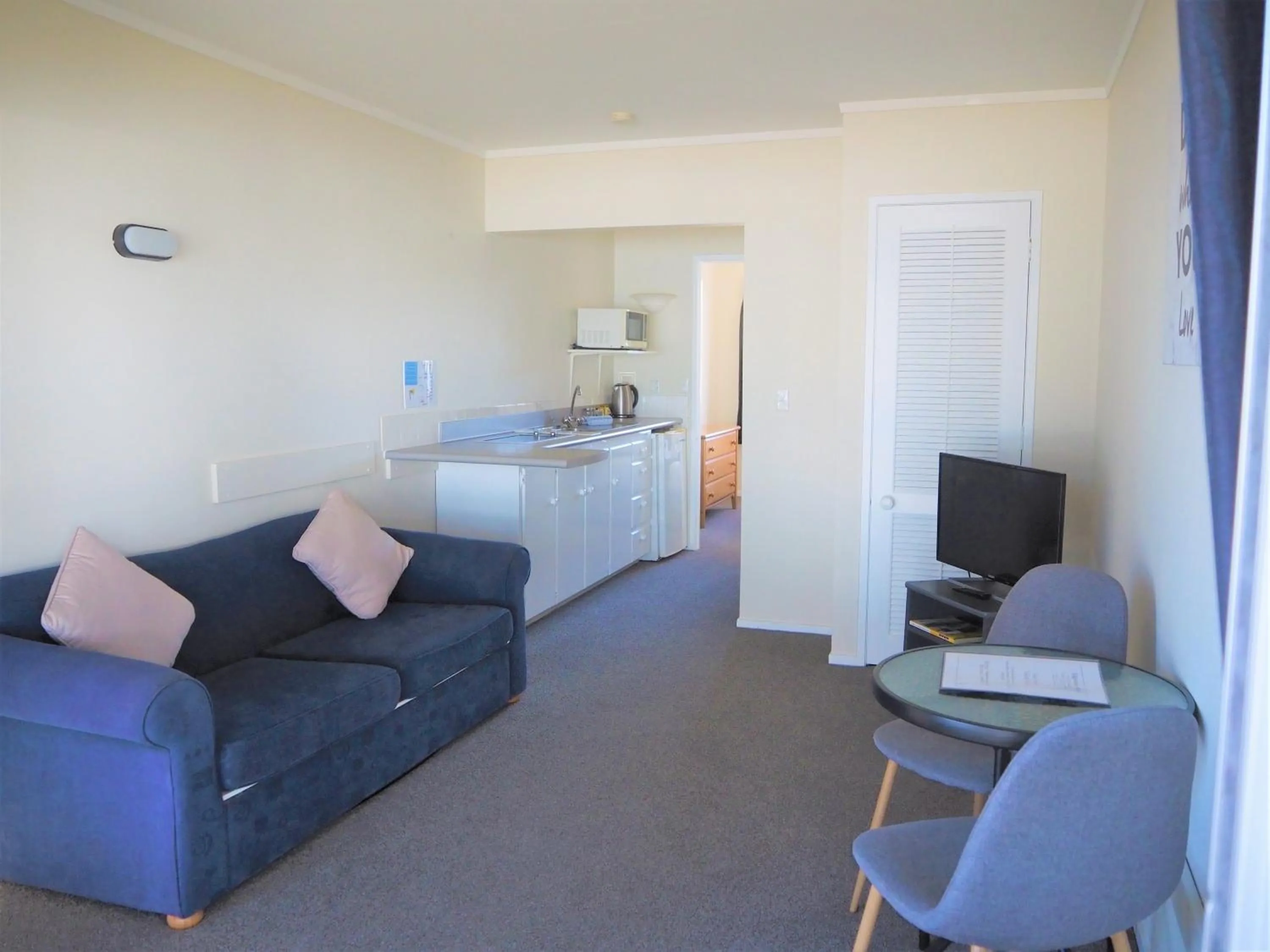 Living room in Edgewater Motel