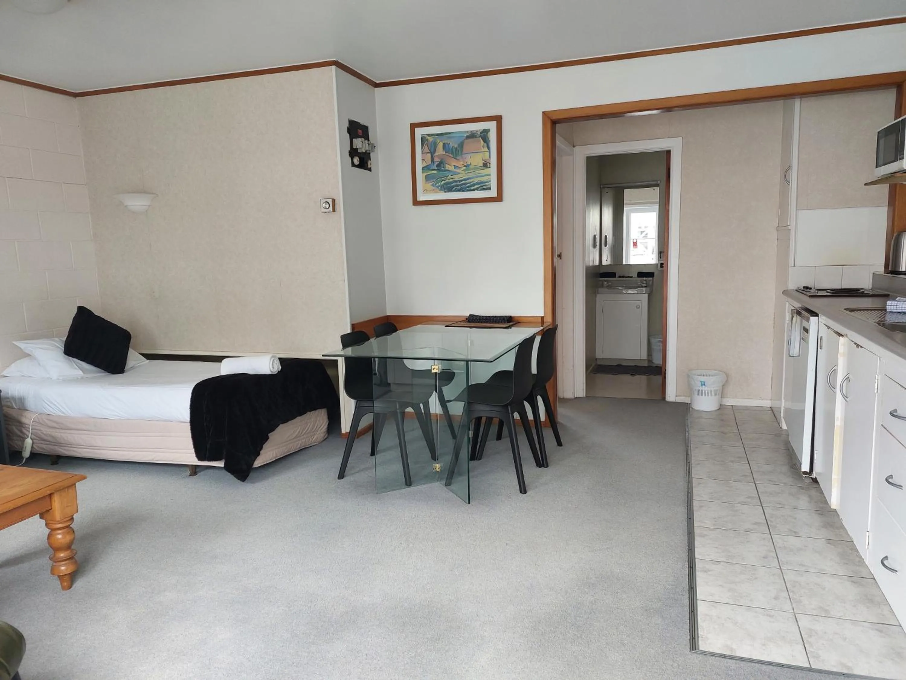 Bed in Edgewater Motel