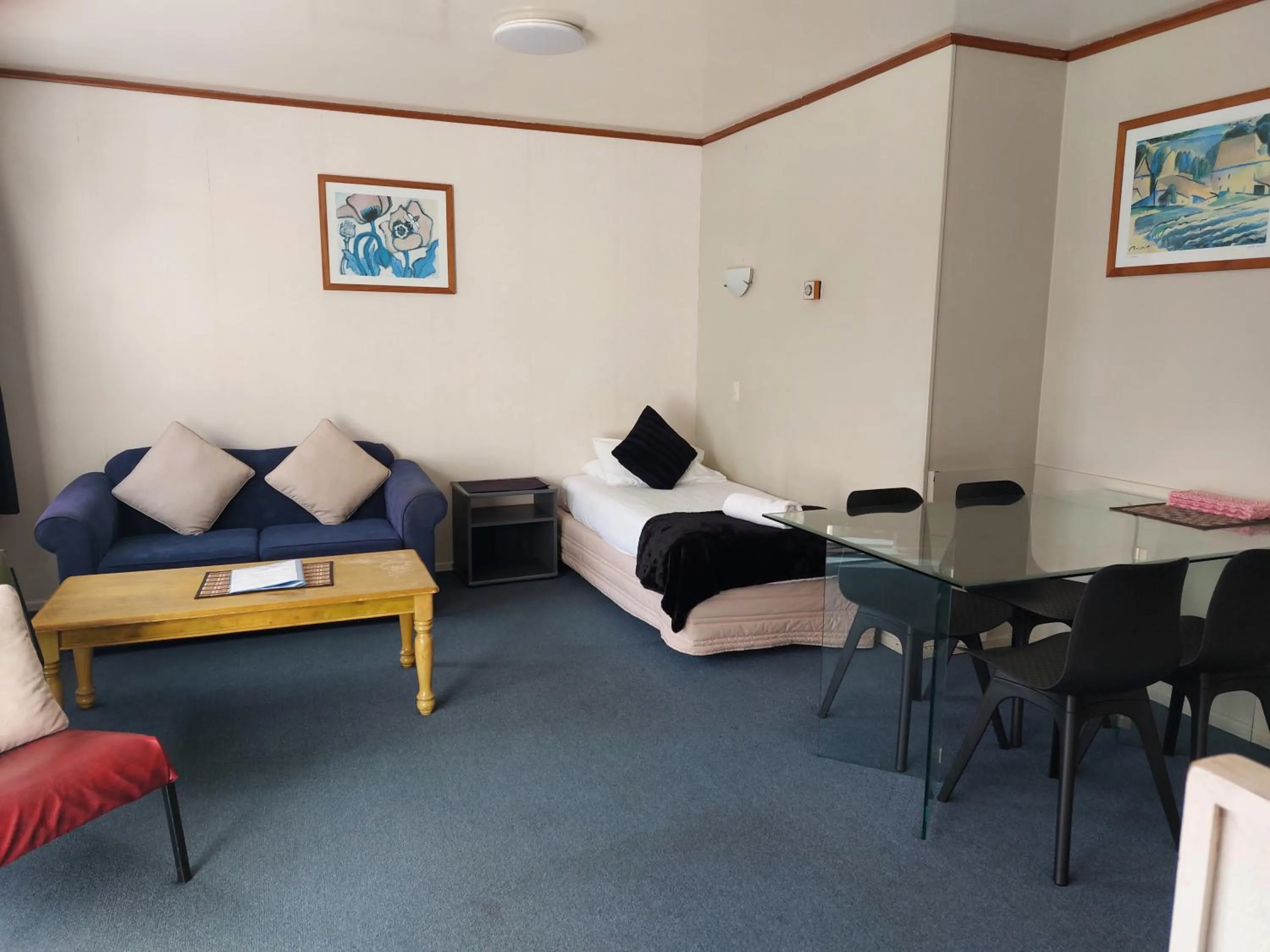 Bed in Edgewater Motel