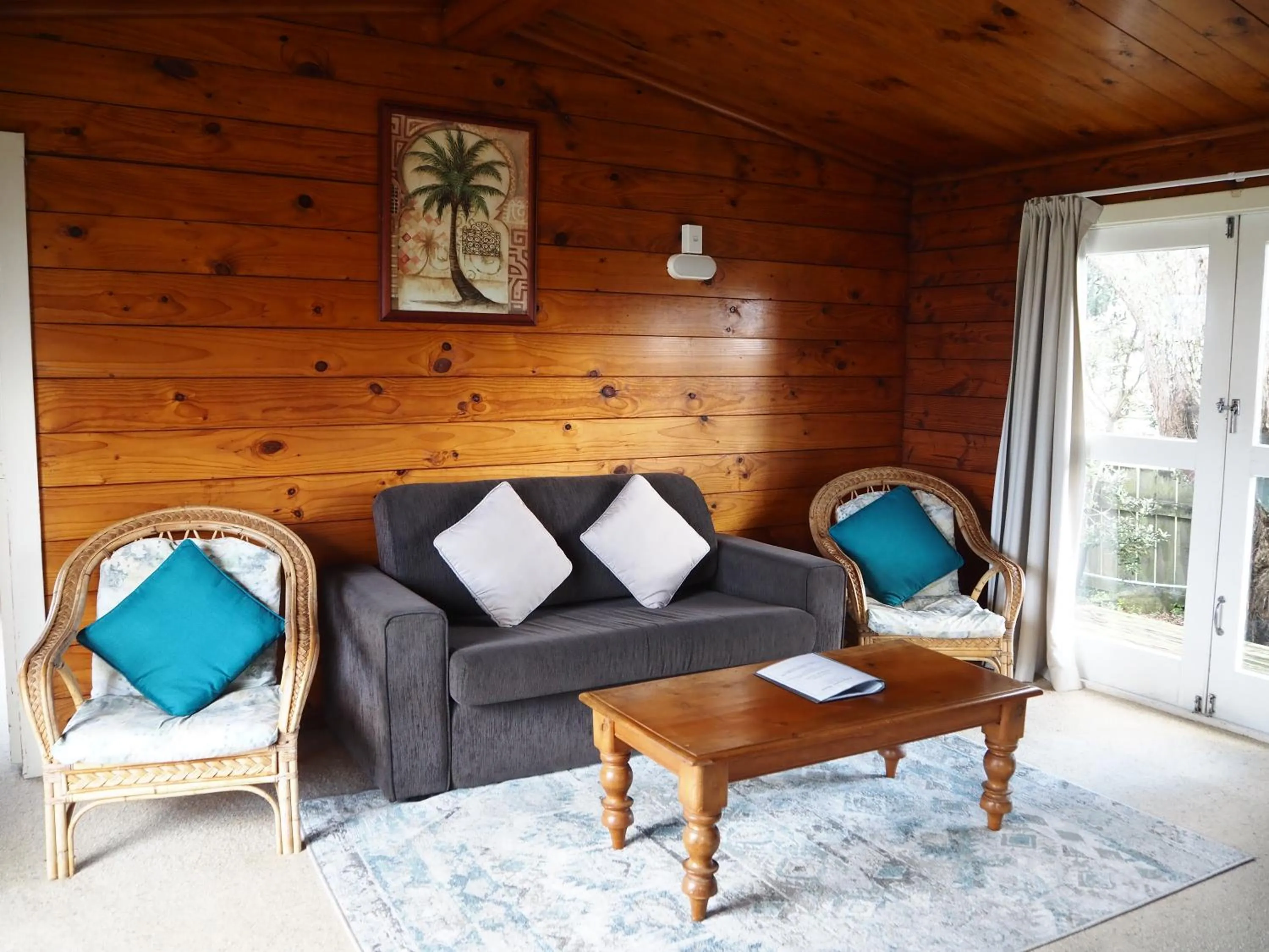 Living room in Edgewater Motel