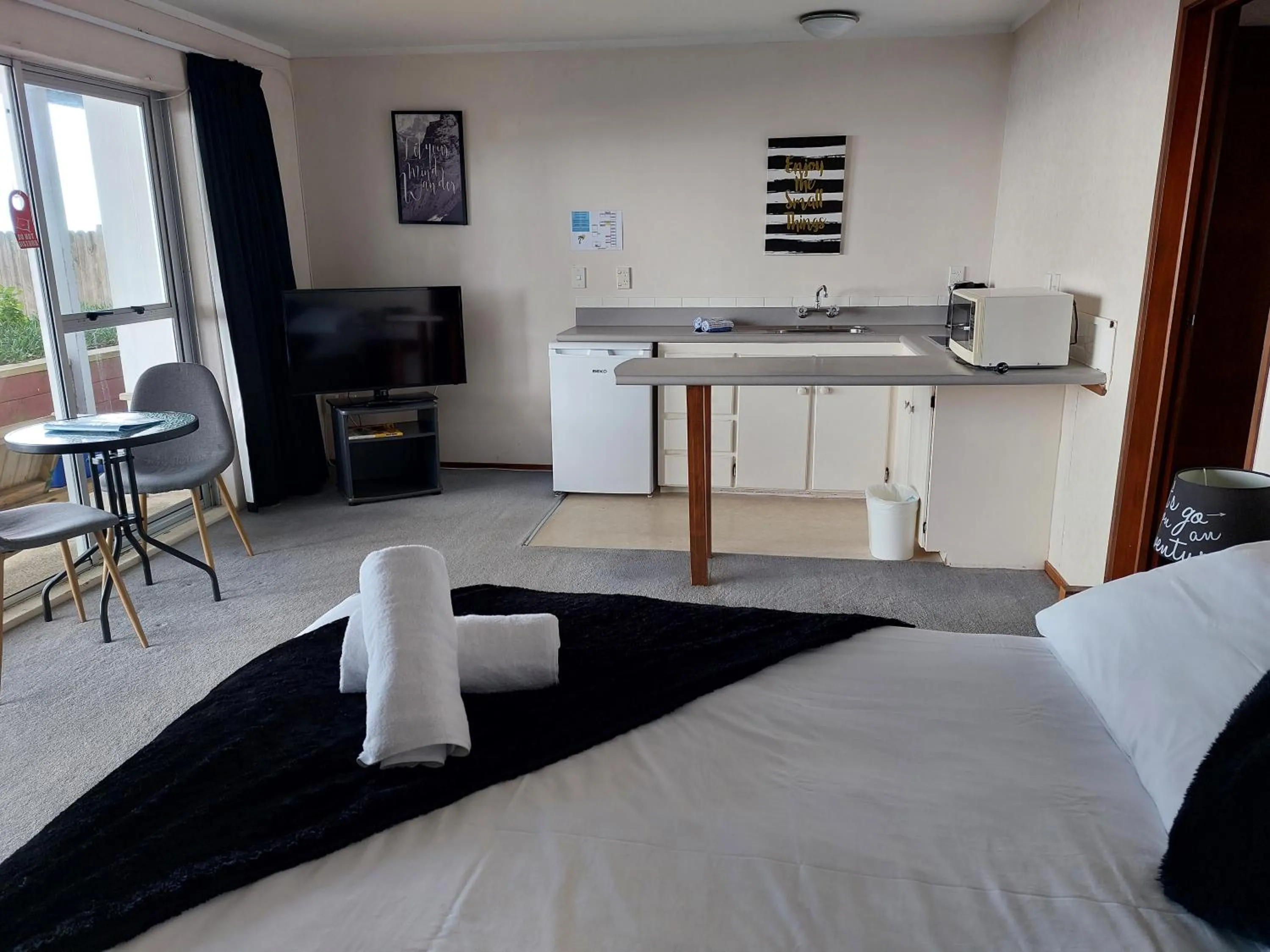 Bed in Edgewater Motel