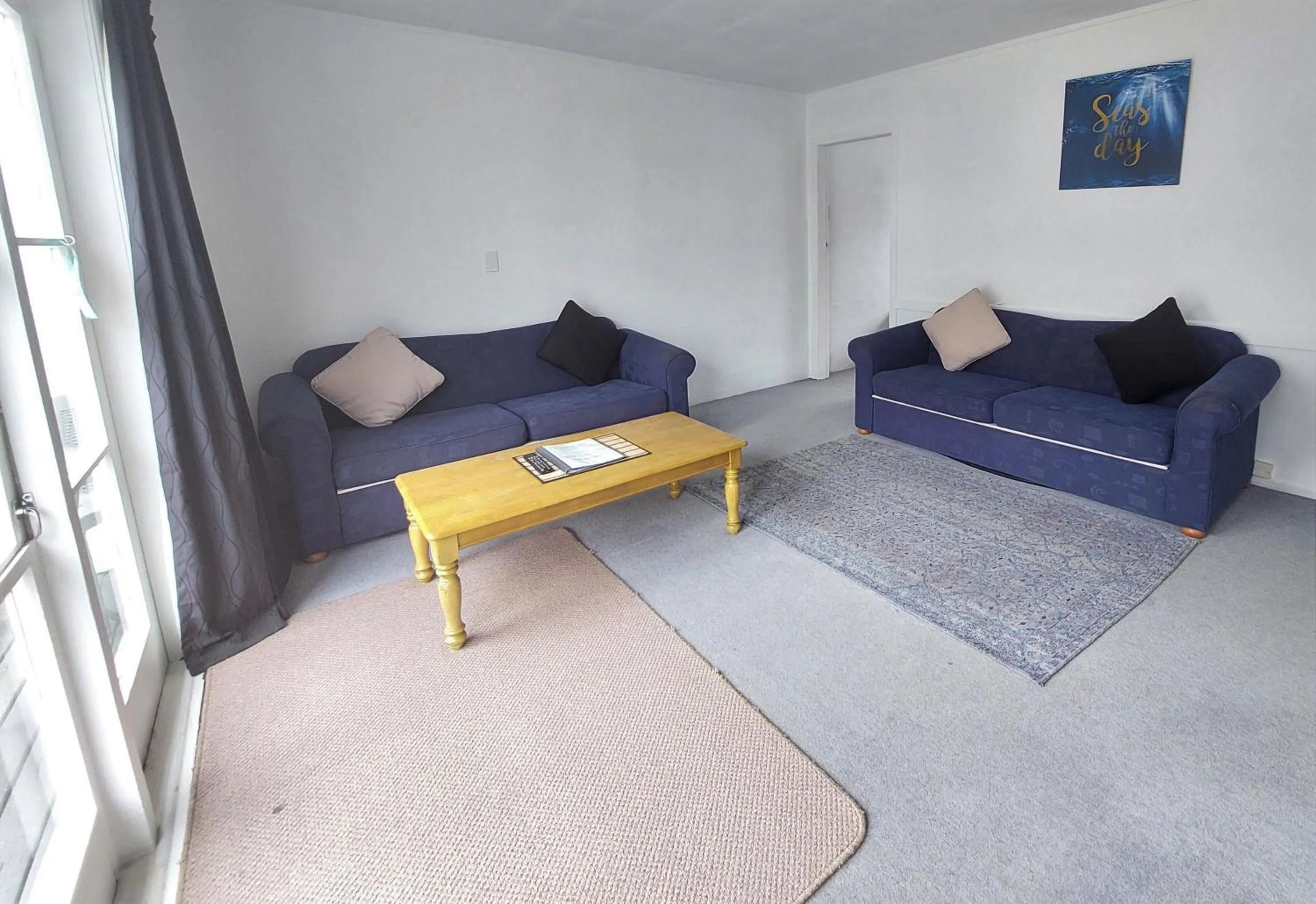 Living room in Edgewater Motel