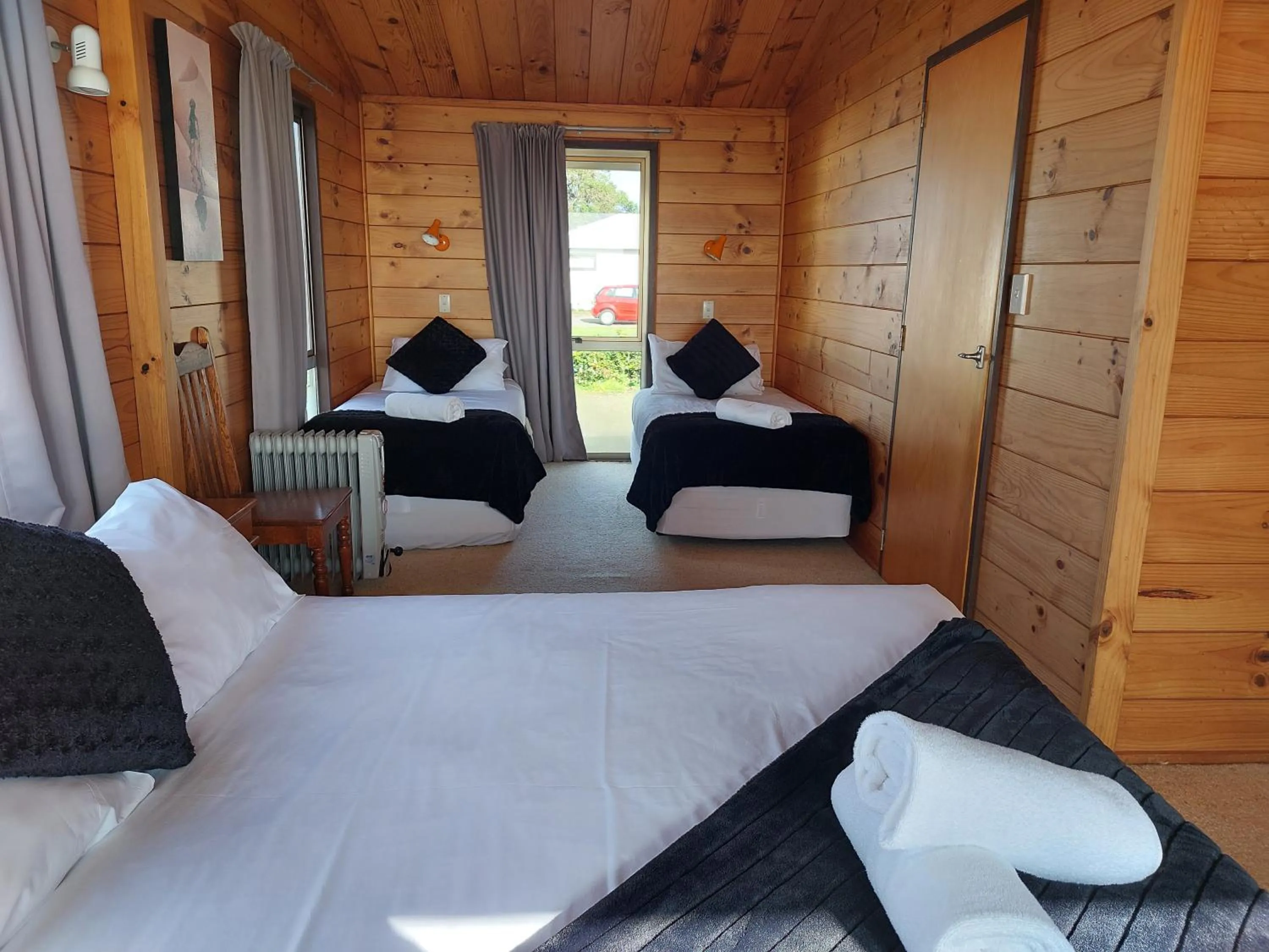 Bedroom, Bed in Edgewater Motel