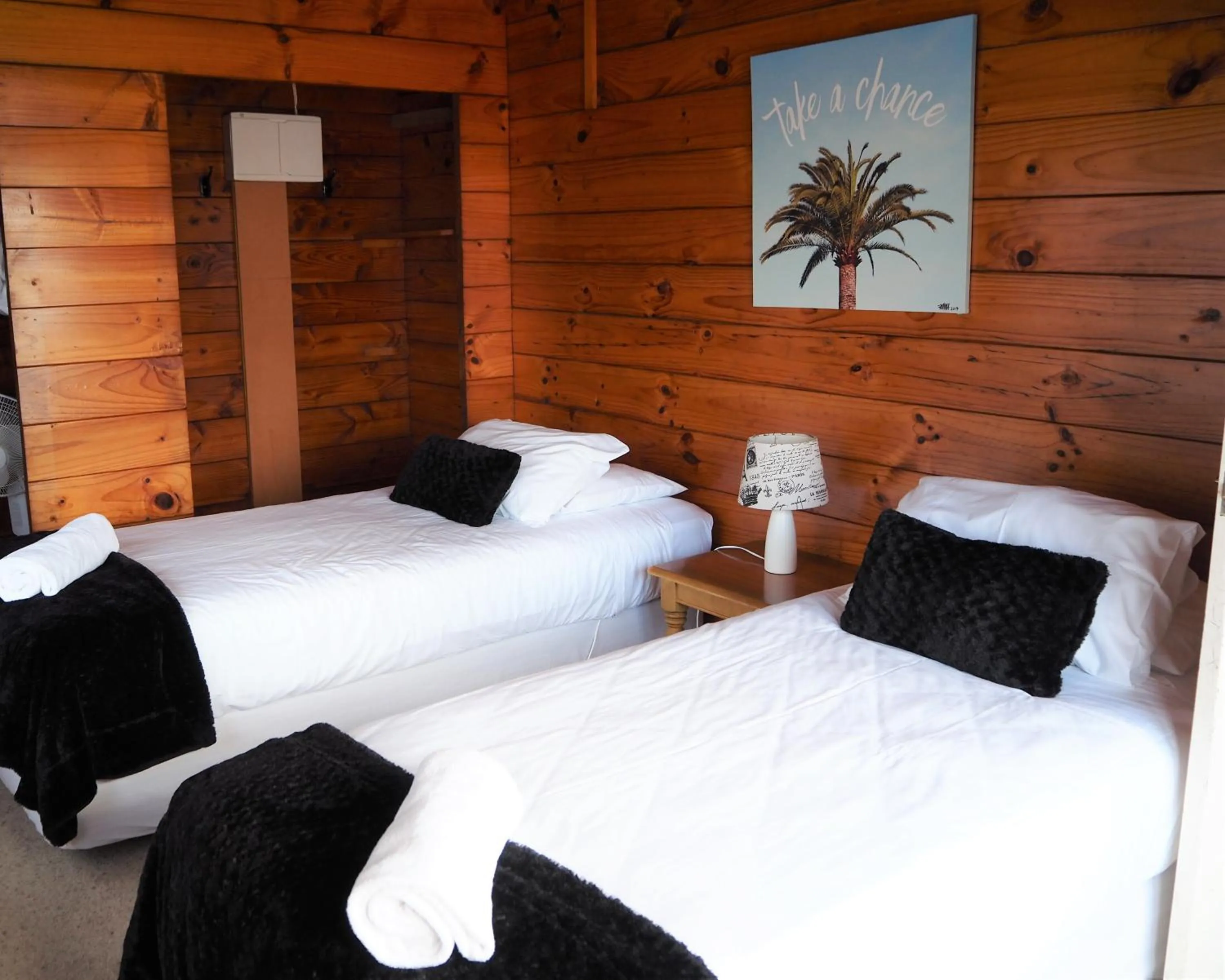 Bedroom, Bed in Edgewater Motel