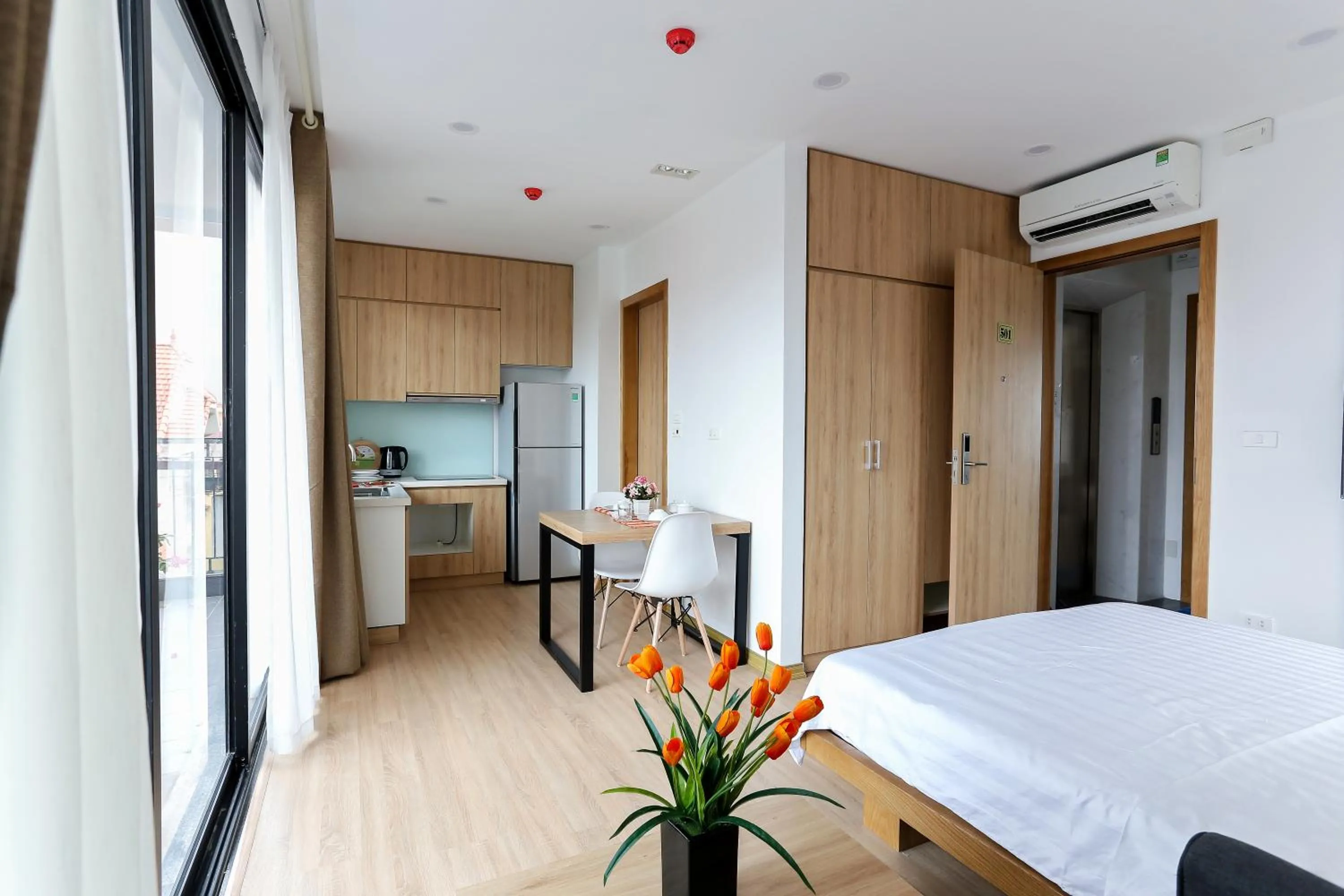 Kitchen or kitchenette, Bed in Quiet Hoang Quoc Viet Hotel & apartment