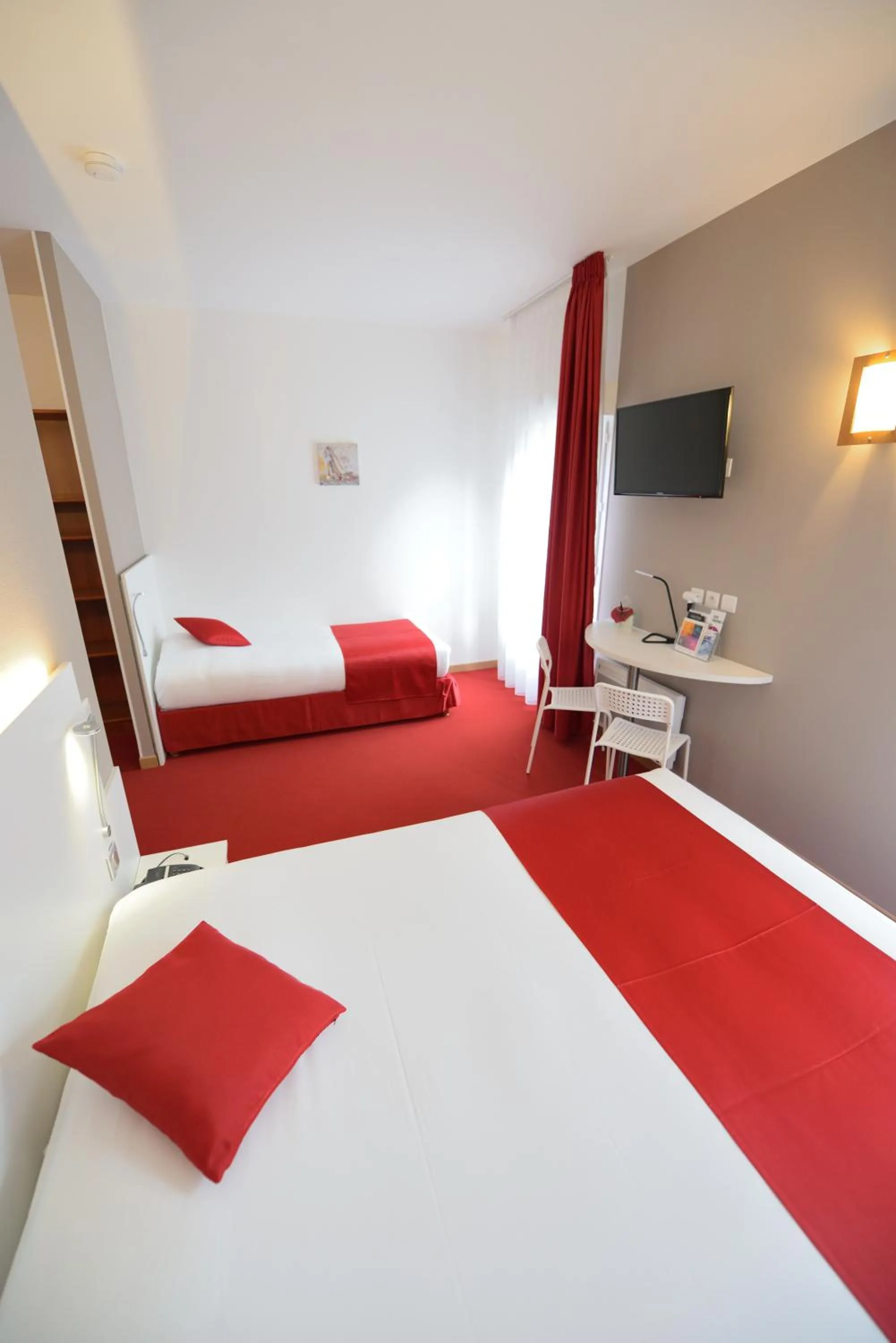 Bedroom, TV/Entertainment Center in The Originals City, Hotel Loval, Brest (Inter-Hotel)
