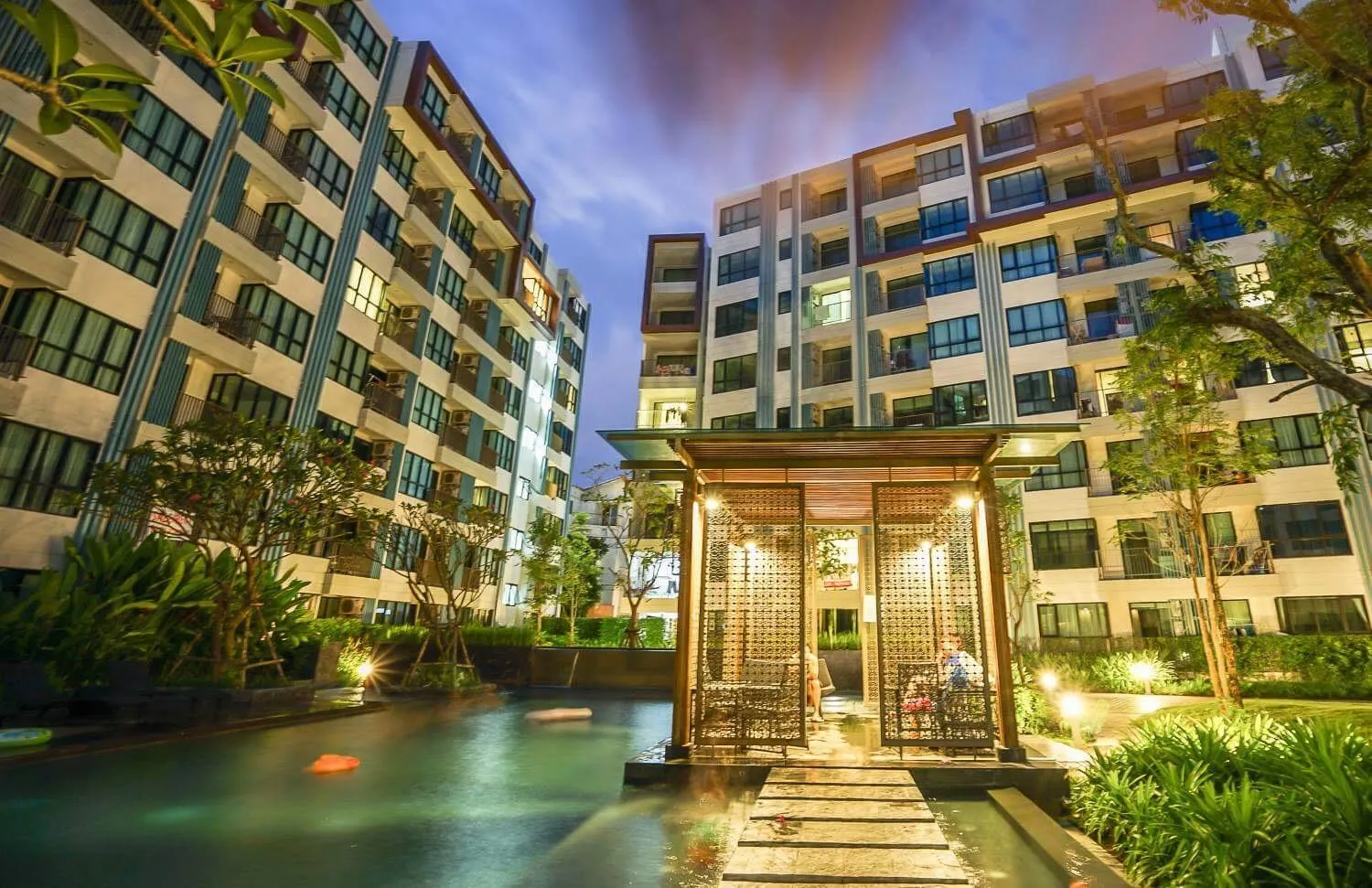 Swimming pool in Centrio by Suttirak