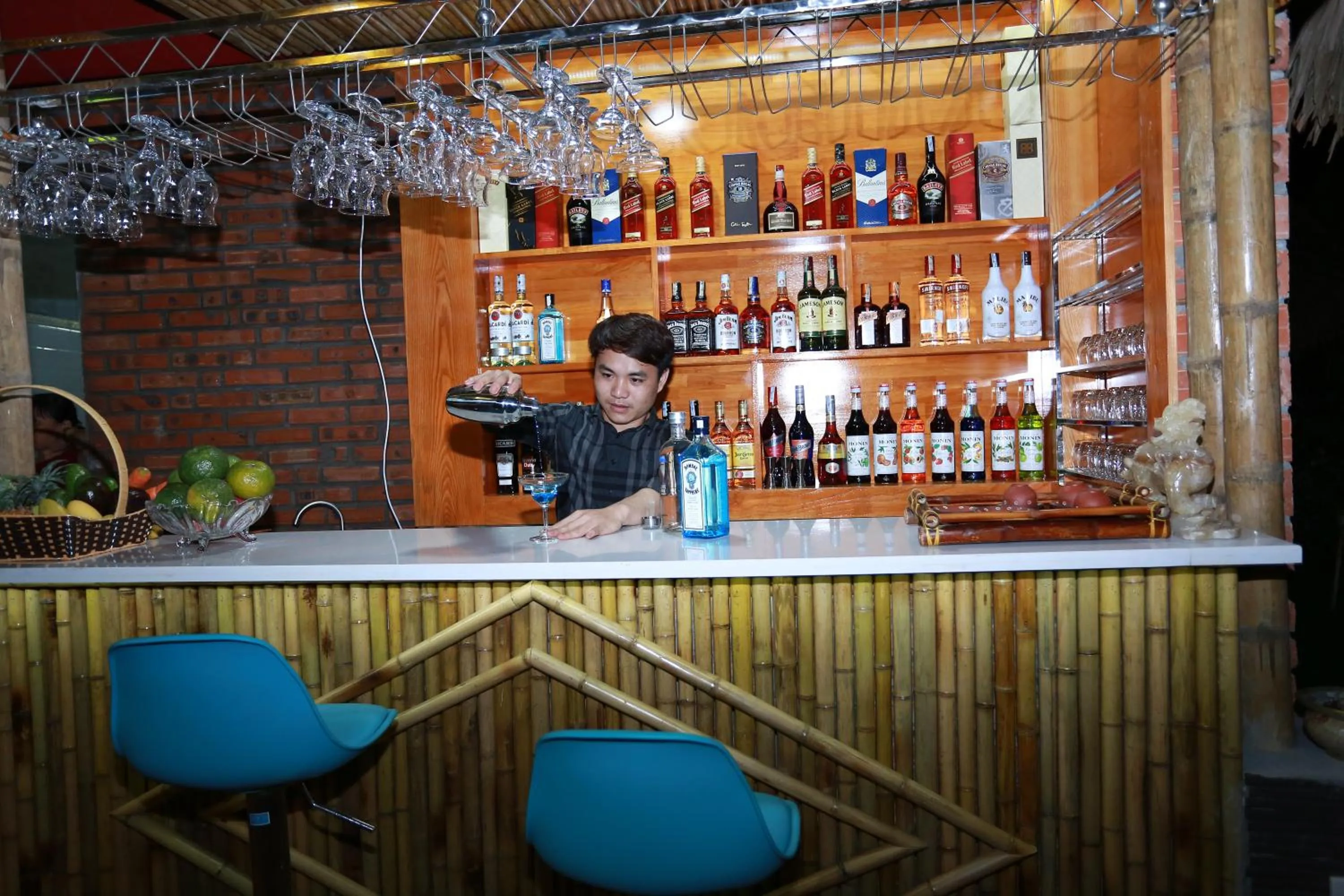 Lounge or bar in Quoc Khanh Bamboo Homestay