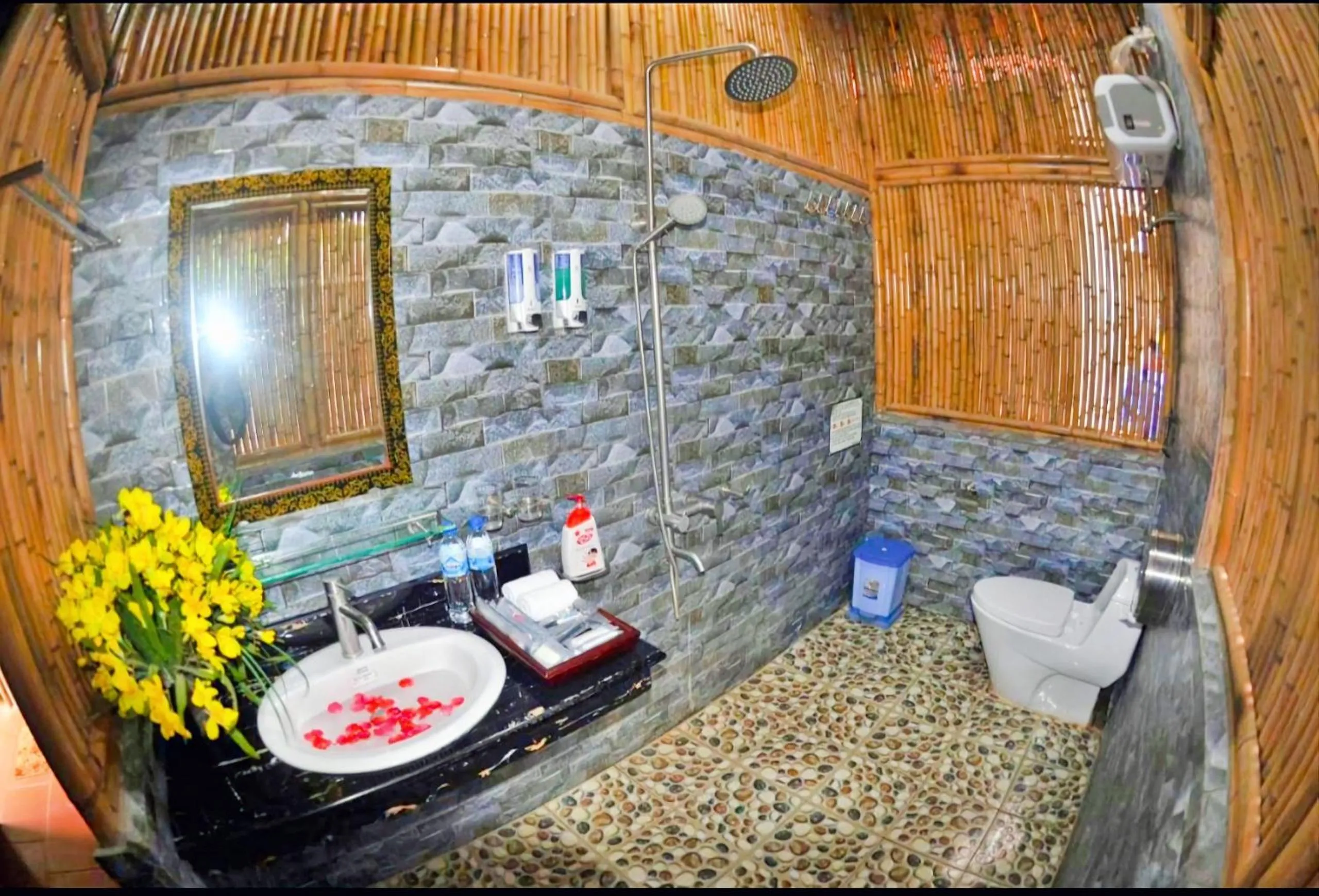 Bathroom in Quoc Khanh Bamboo Homestay