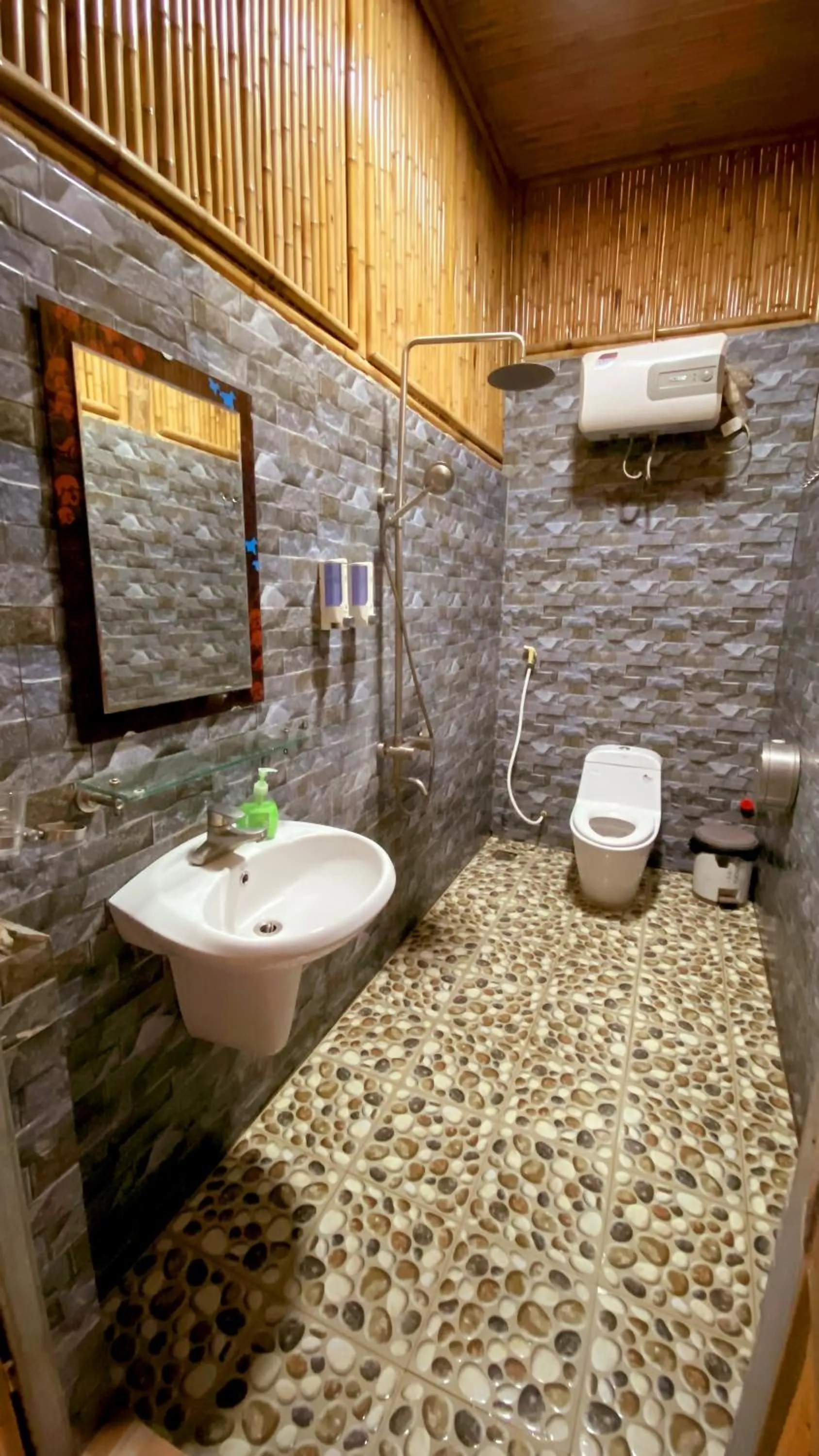 Shower in Quoc Khanh Bamboo Homestay