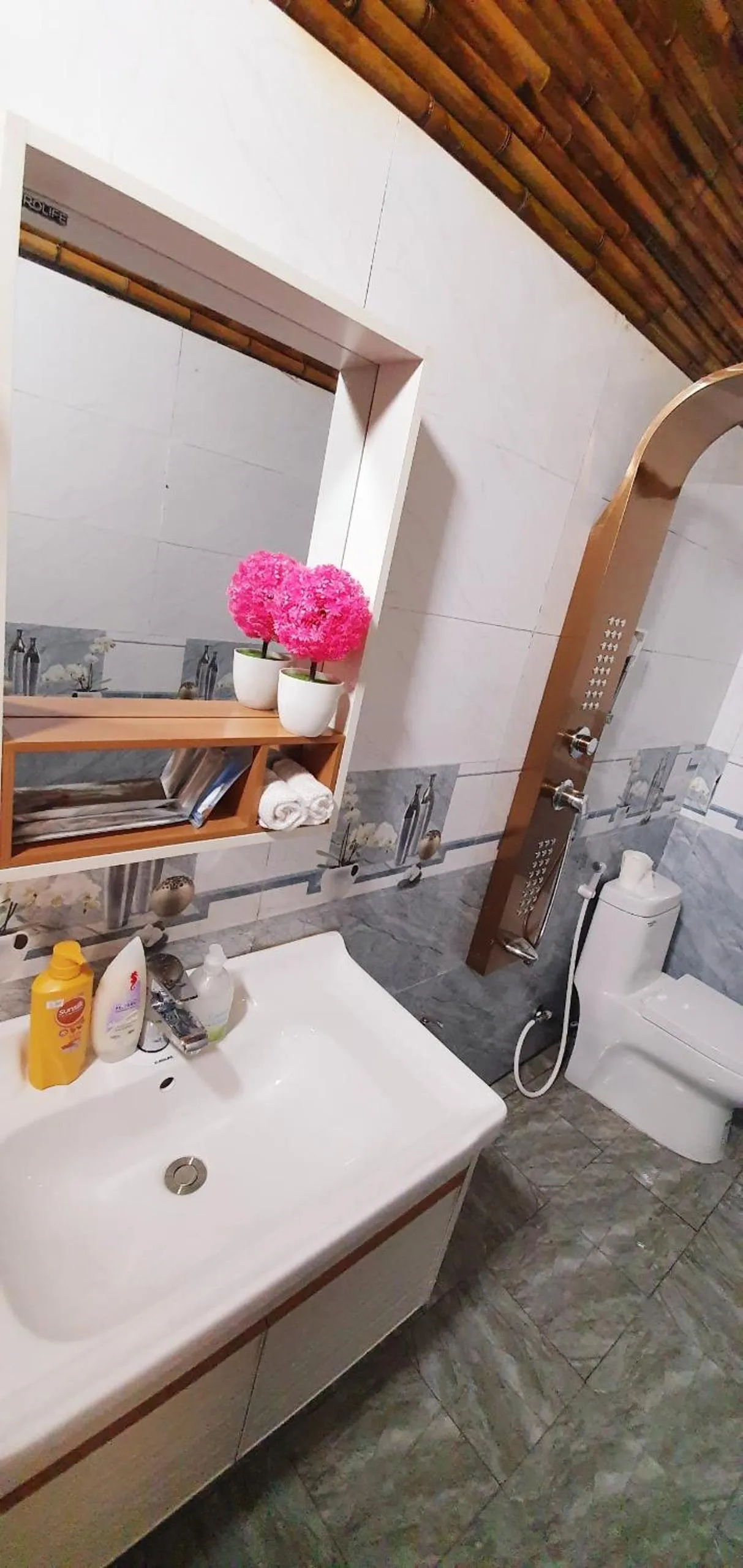 Shower in Quoc Khanh Bamboo Homestay