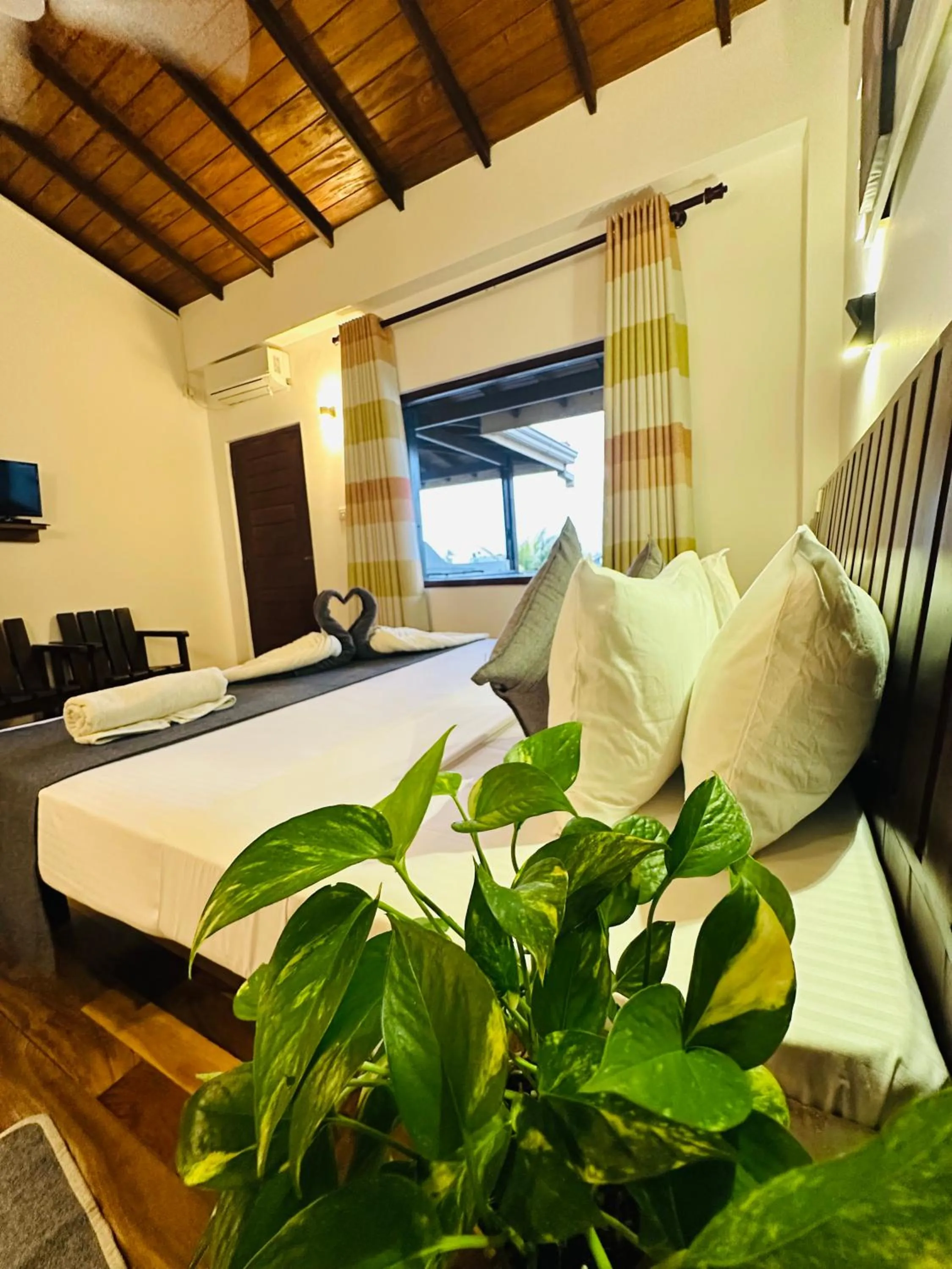 Property building, Bed in Cozy Sea view Inn