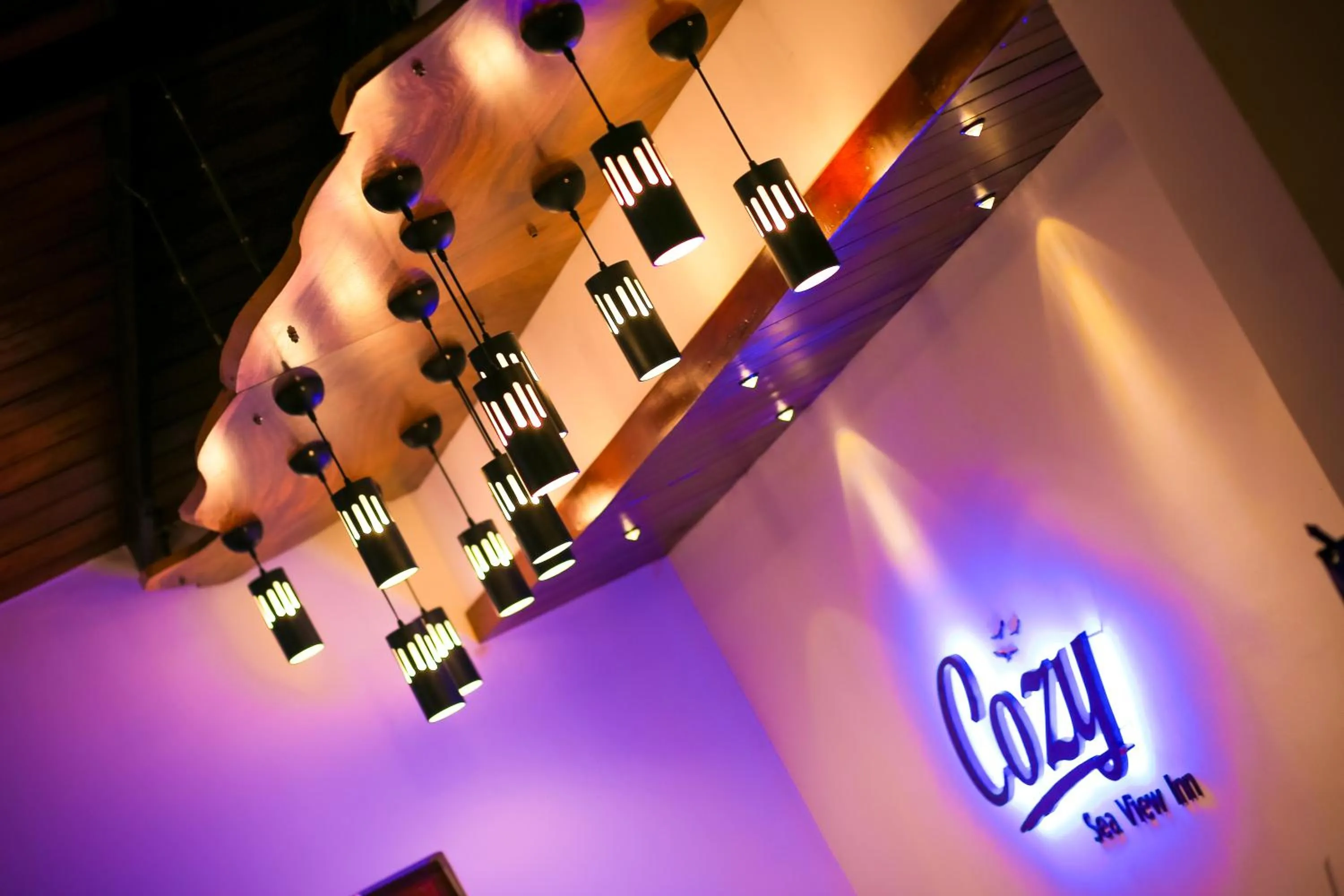 Library in Cozy Sea view Inn