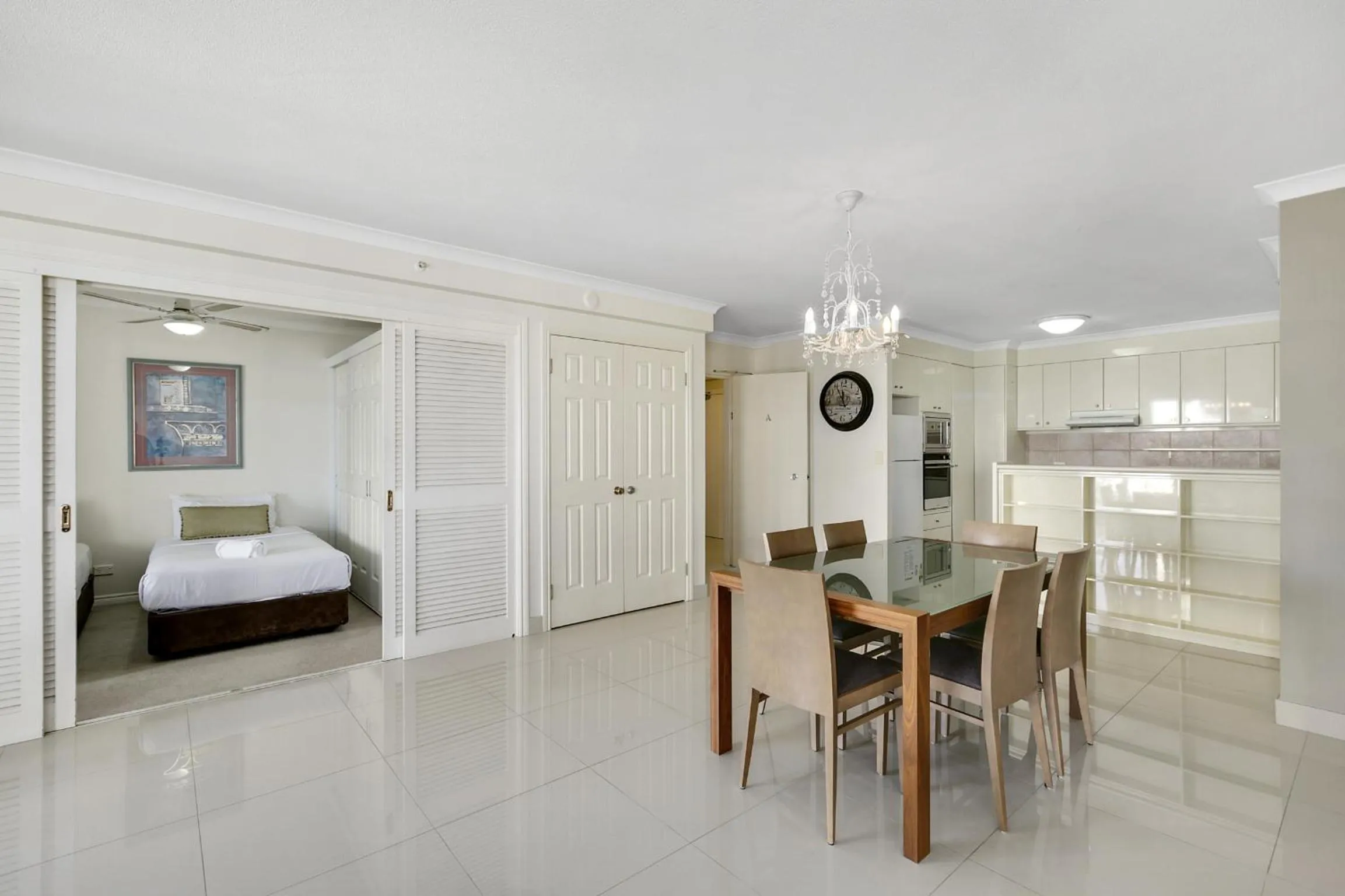 Kitchen or kitchenette, Bed in Moroccan Resort - HR Surfers Paradise