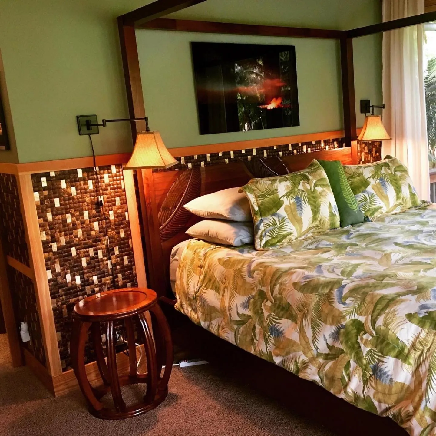 Bedroom, Bed in At the Craters Edge