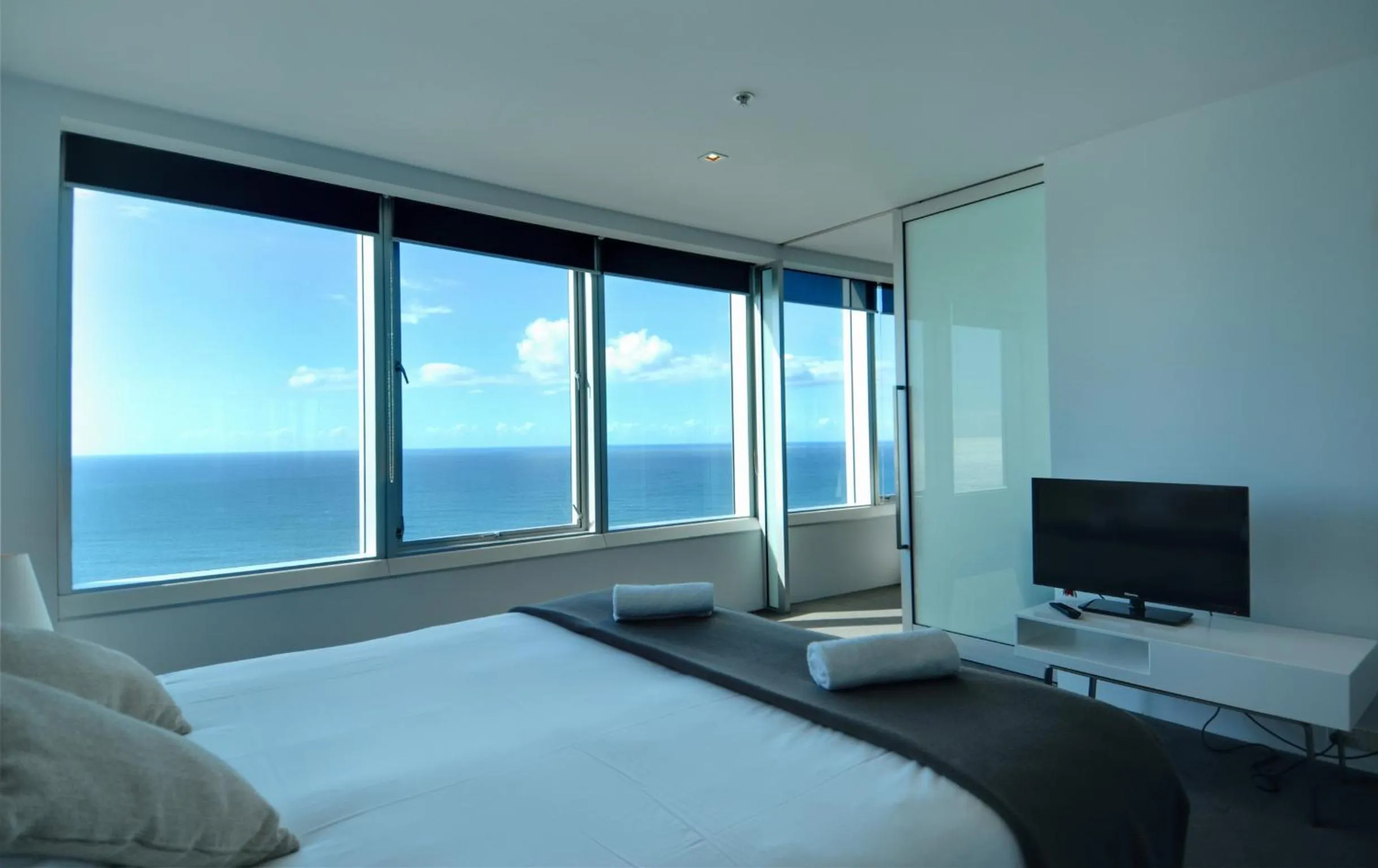 TV and multimedia, Bed in HR Surfers Paradise - Apartment 4204