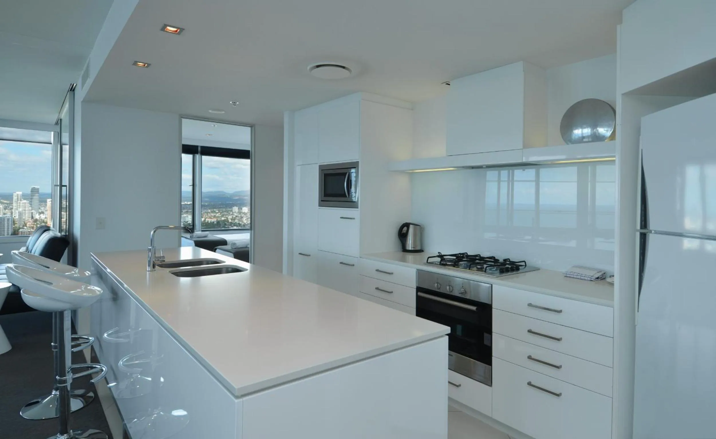 Kitchen or kitchenette in HR Surfers Paradise - Apartment 4204