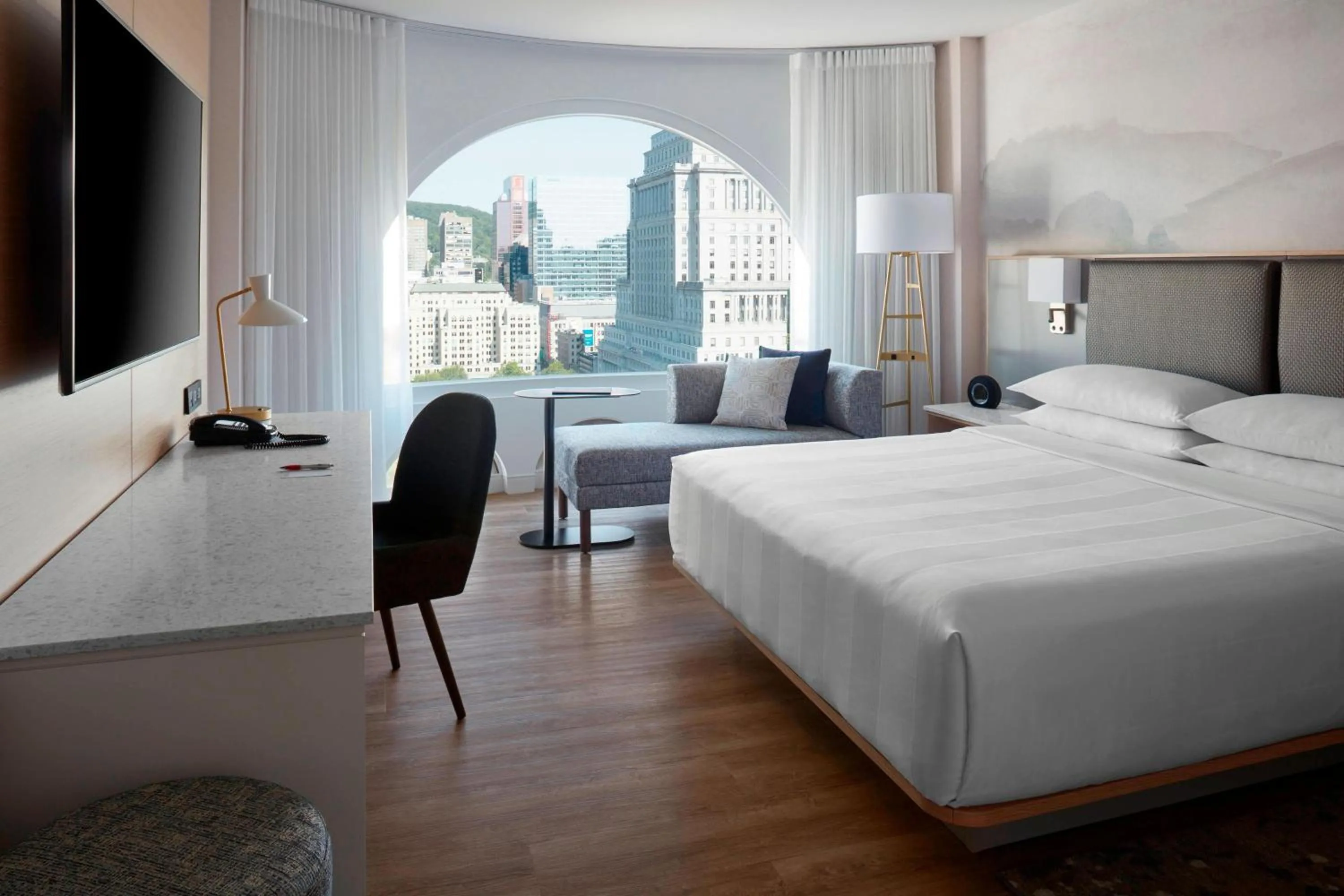 Photo of the whole room, Bed in Montreal Marriott Chateau Champlain