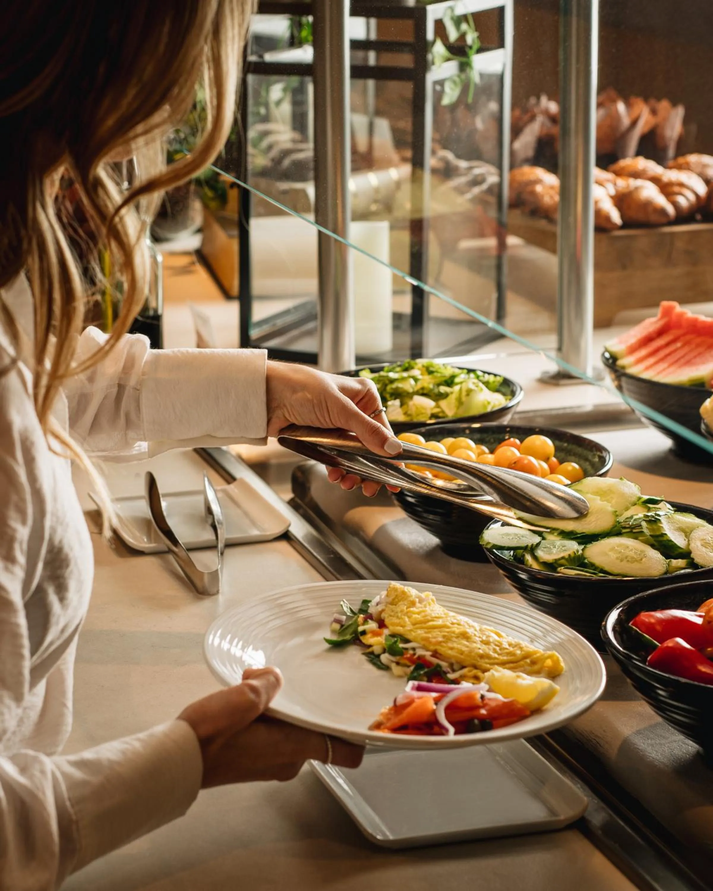 Restaurant/places to eat in Montreal Marriott Chateau Champlain