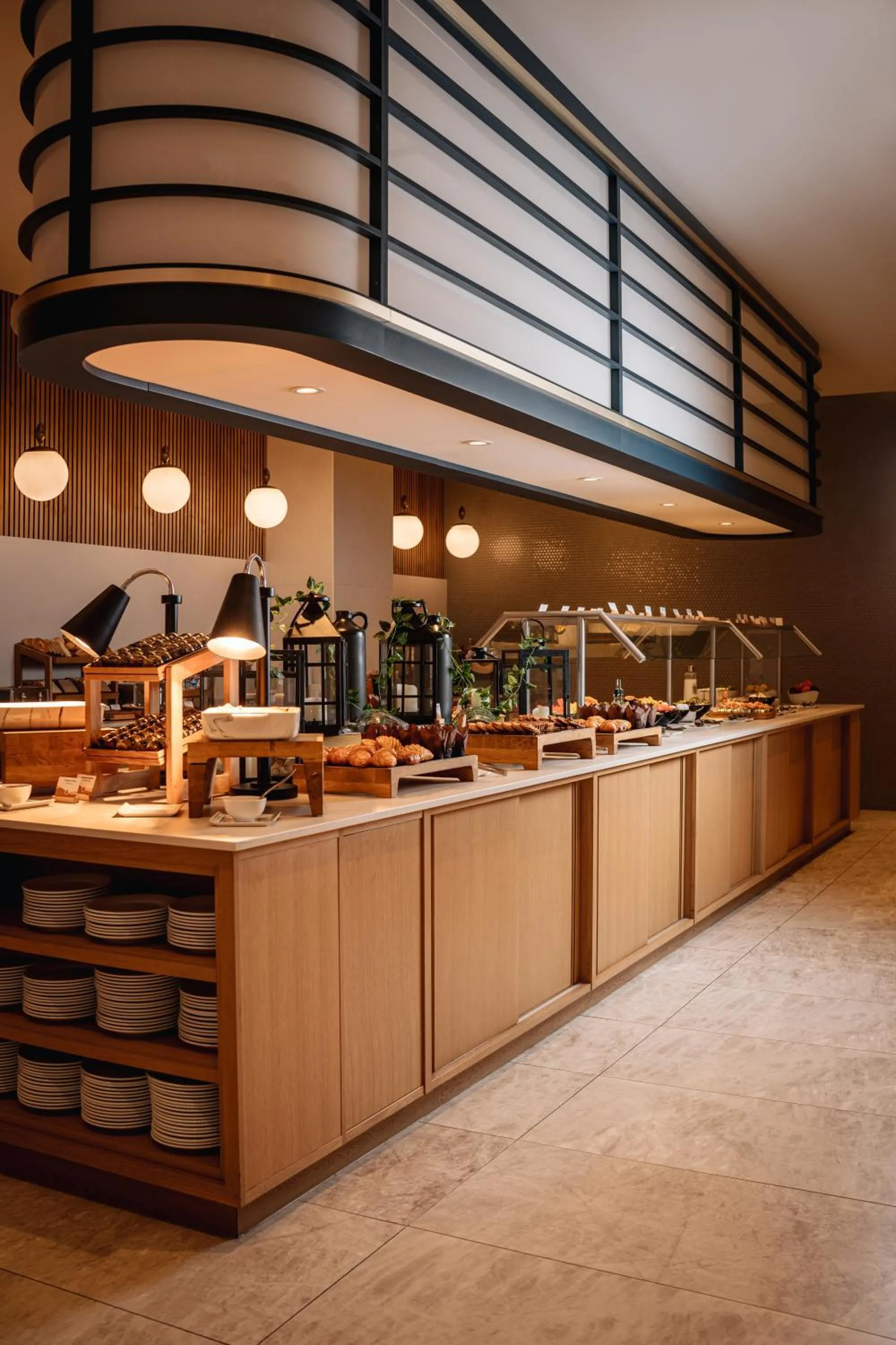 Restaurant/places to eat in Montreal Marriott Chateau Champlain