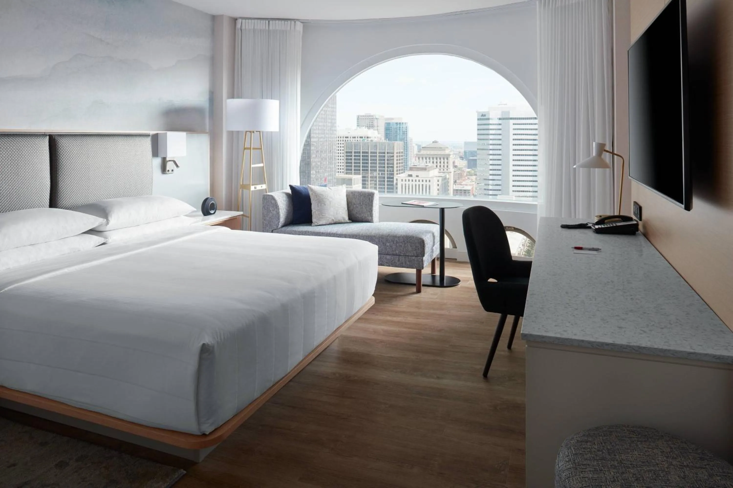 Photo of the whole room, Bed in Montreal Marriott Chateau Champlain