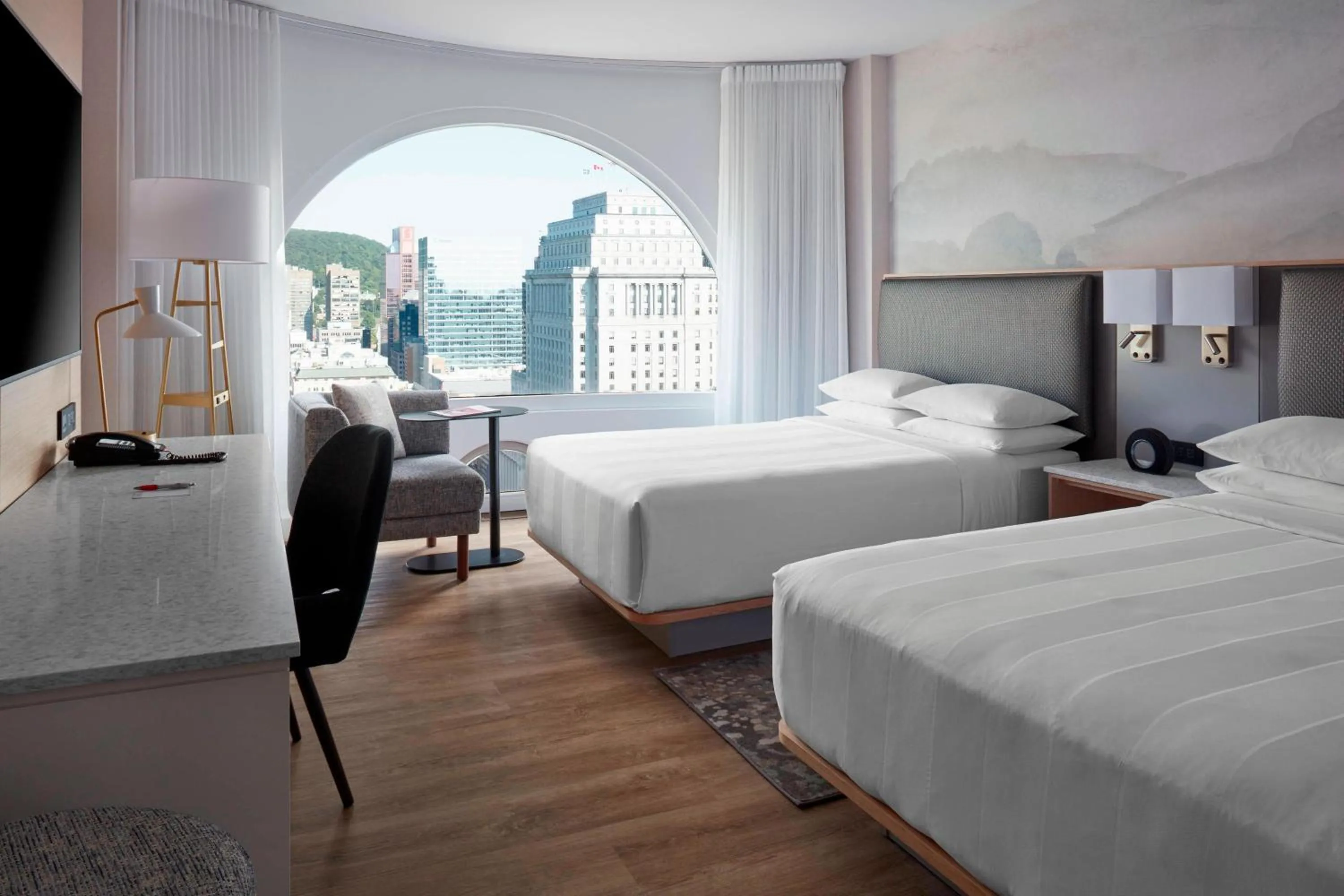 Photo of the whole room, Bed in Montreal Marriott Chateau Champlain