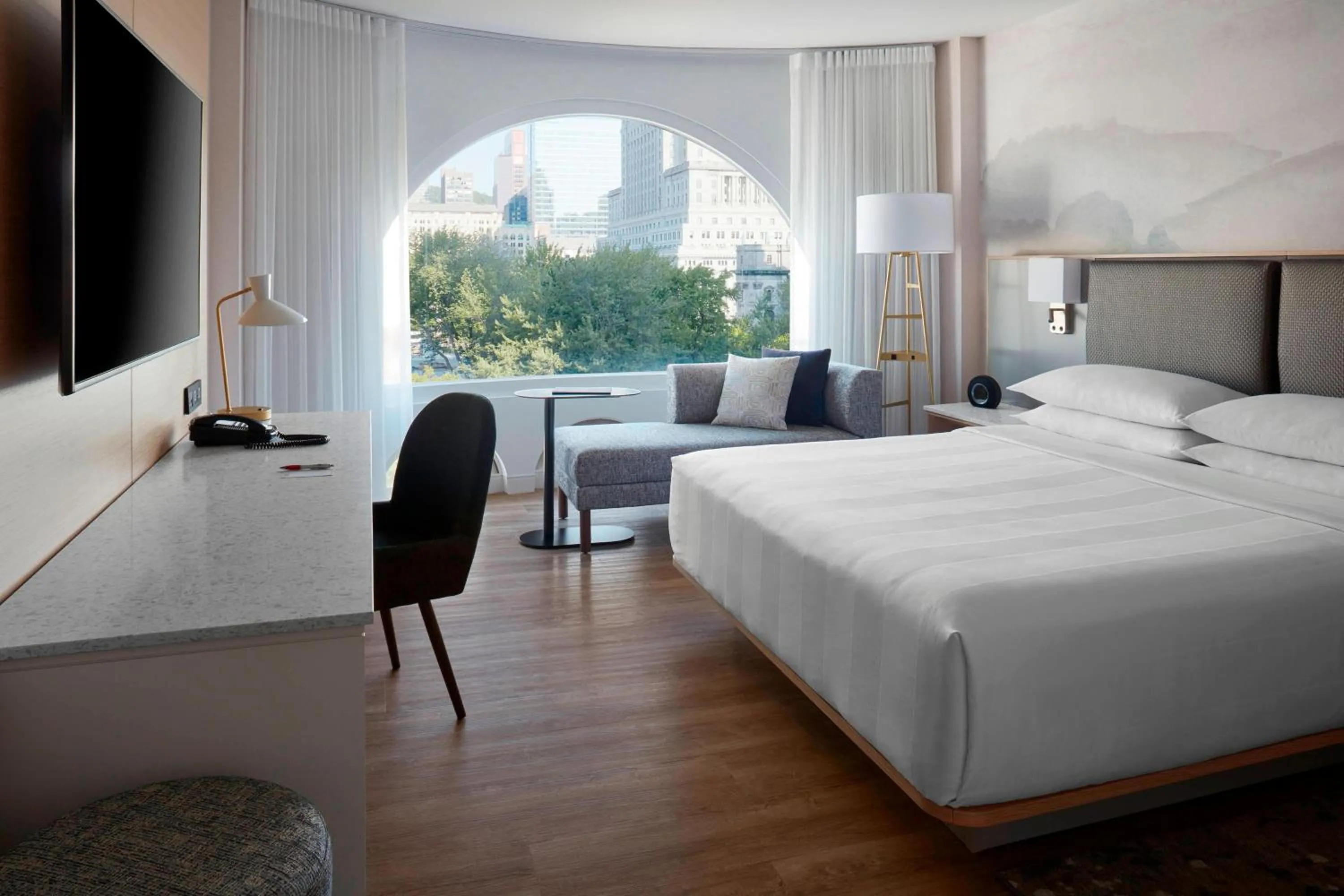 Photo of the whole room, Bed in Montreal Marriott Chateau Champlain