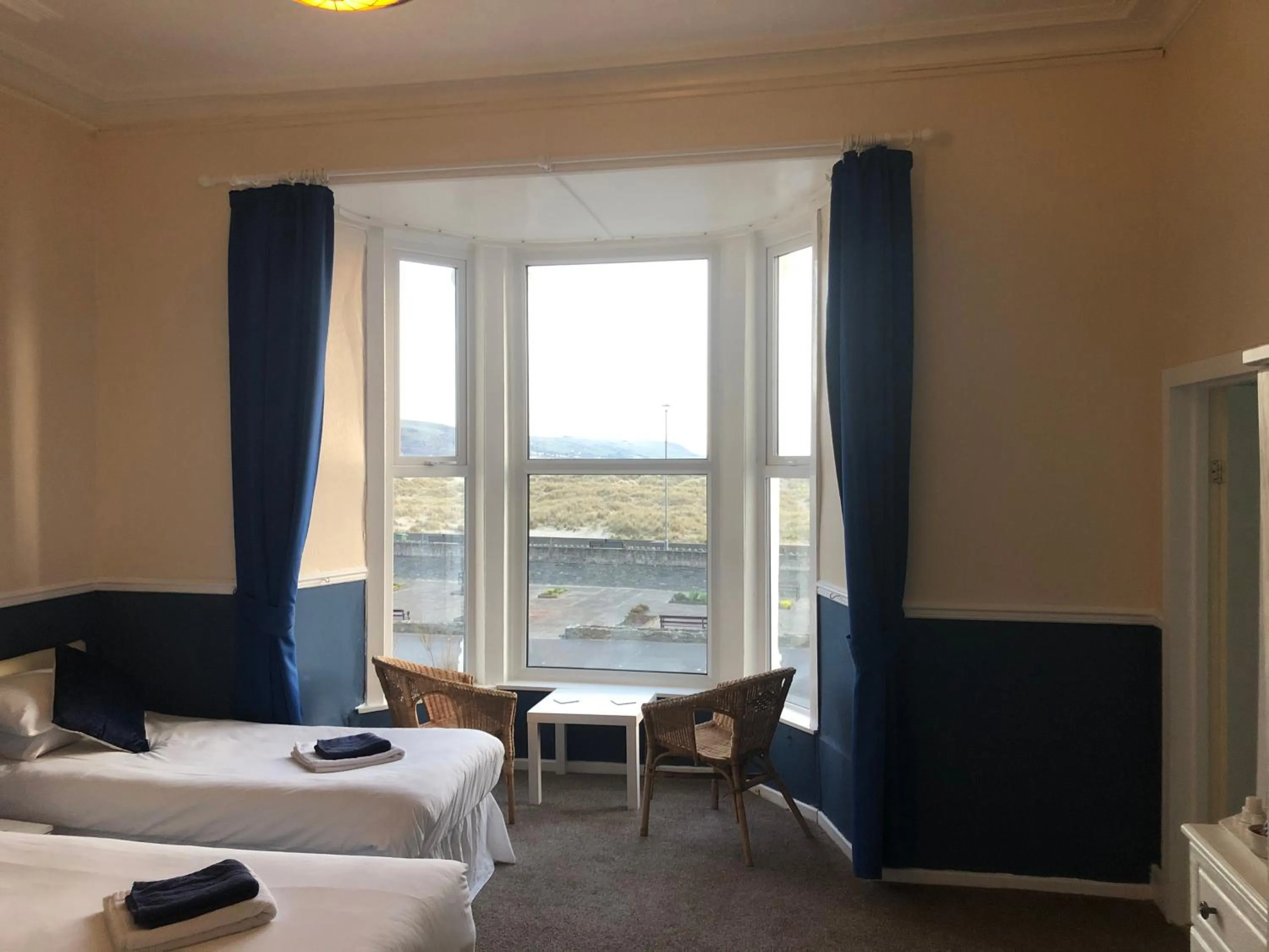 Bedroom, Bed in Leamington House