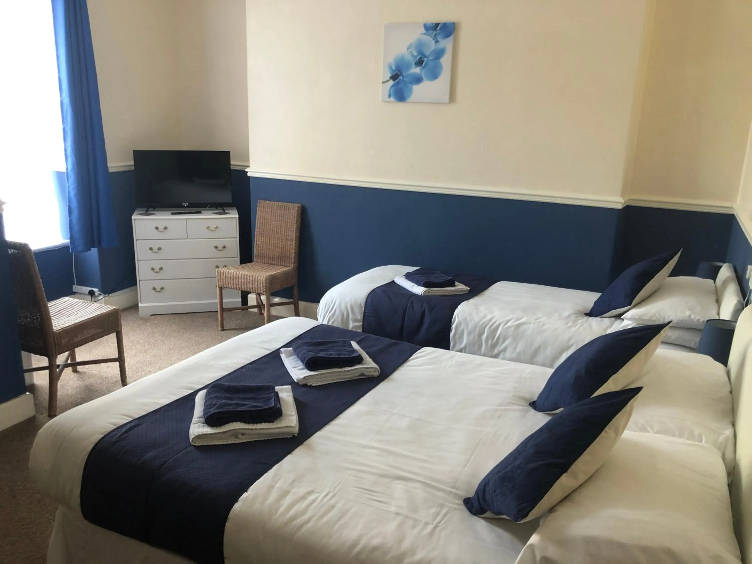 Bedroom, Bed in Leamington House