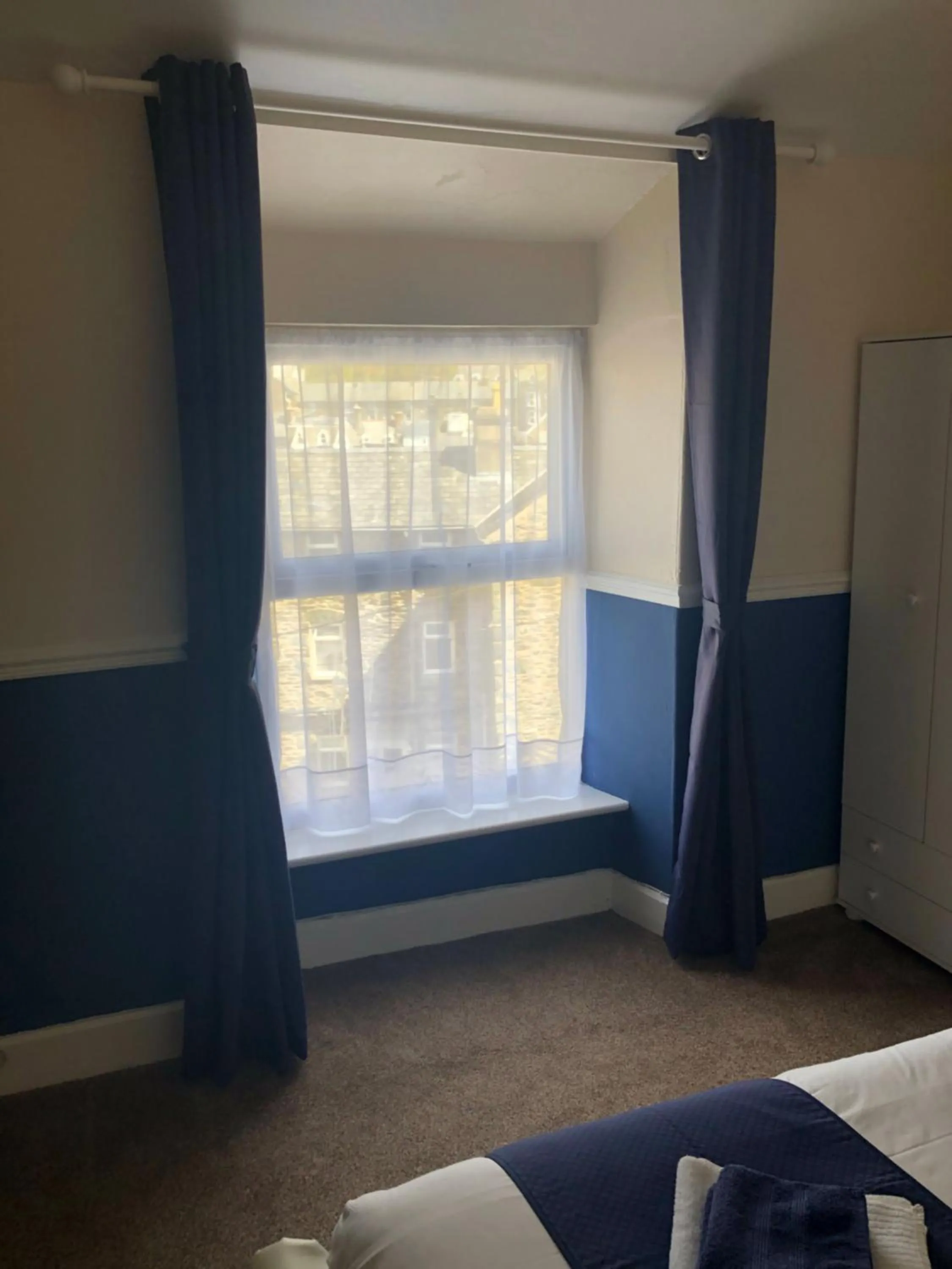 Bedroom, Bed in Leamington House