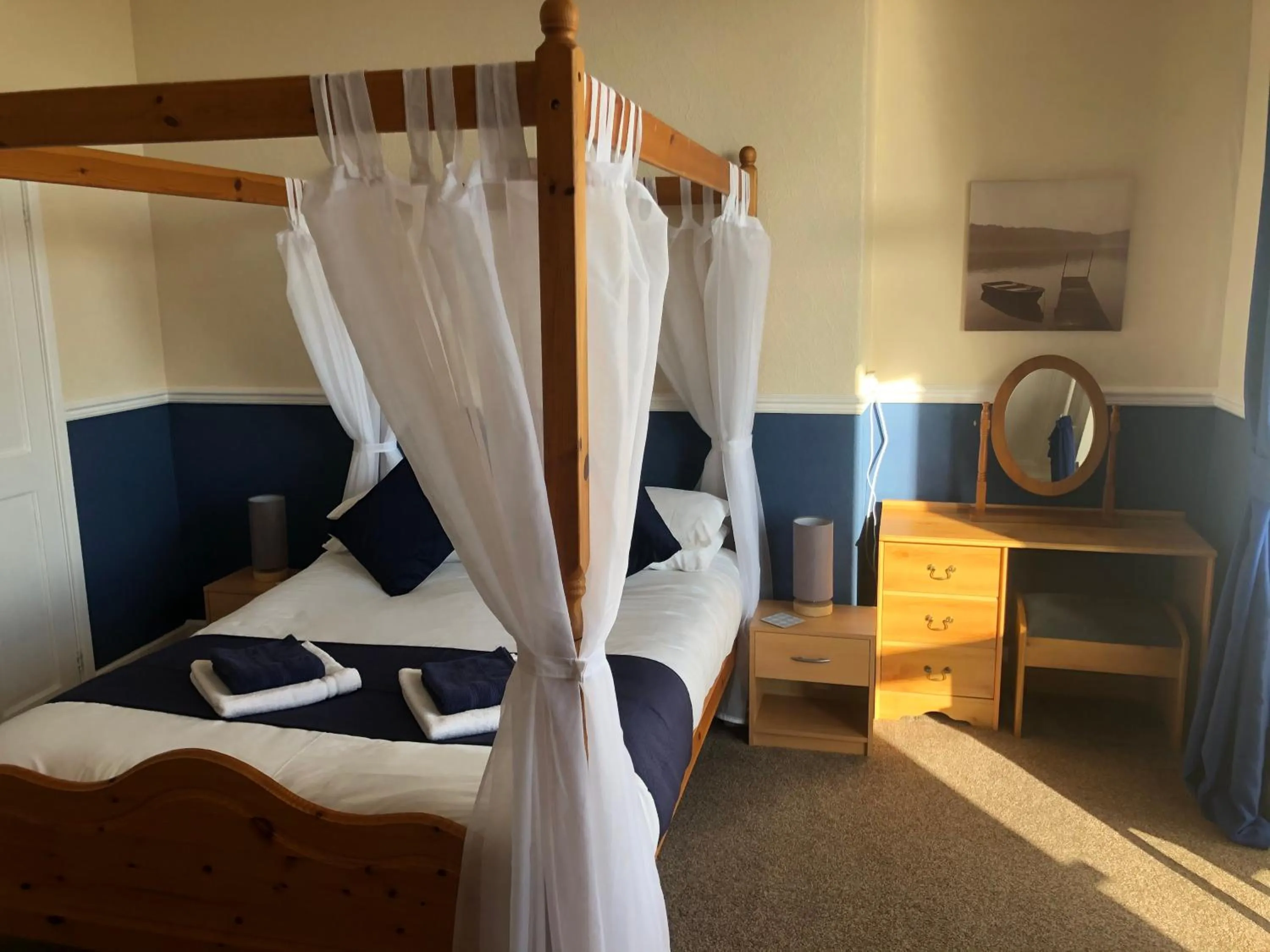 Bedroom, Bed in Leamington House