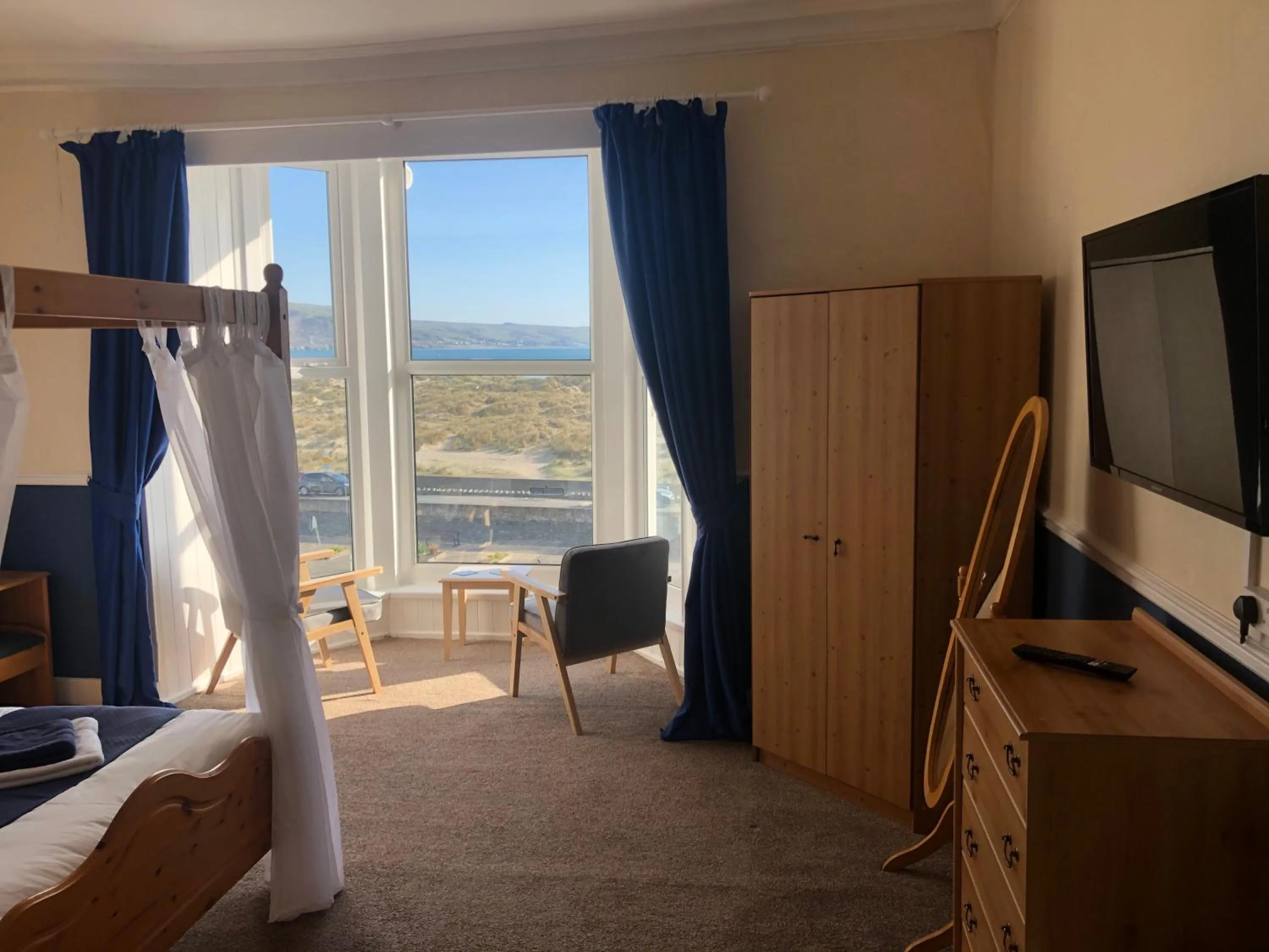 Bedroom, Bed in Leamington House