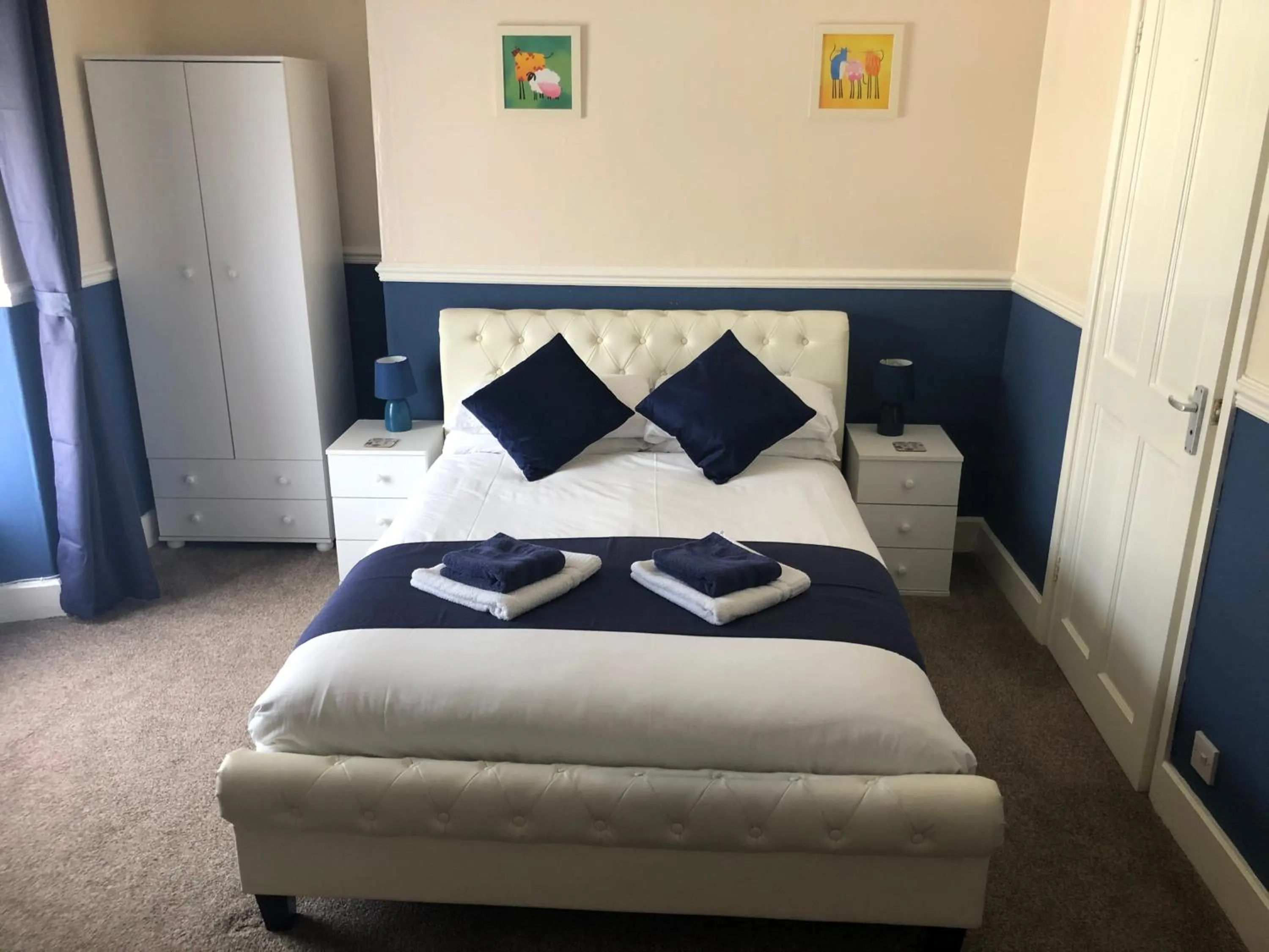 Bedroom, Bed in Leamington House