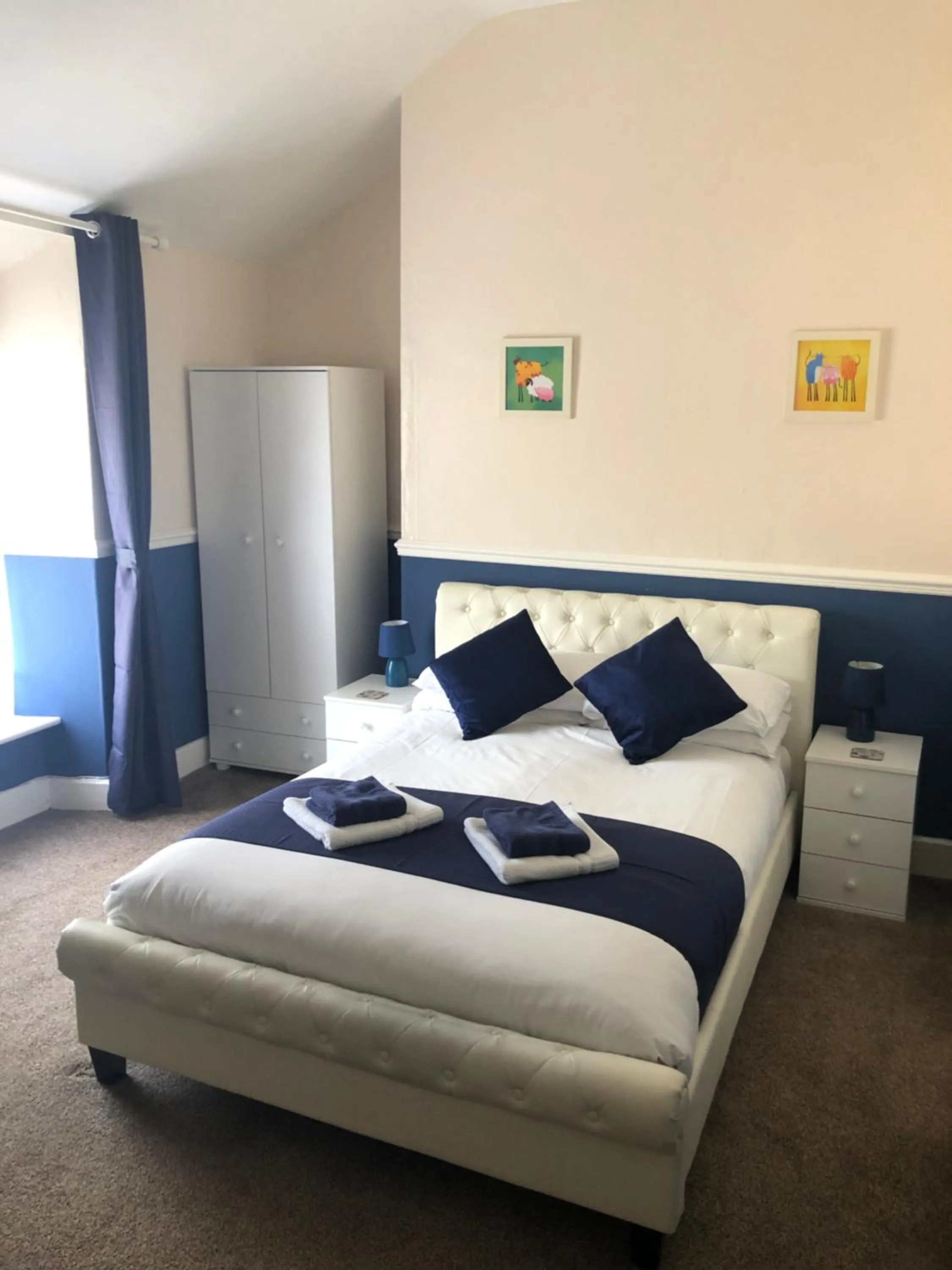 Bedroom, Bed in Leamington House