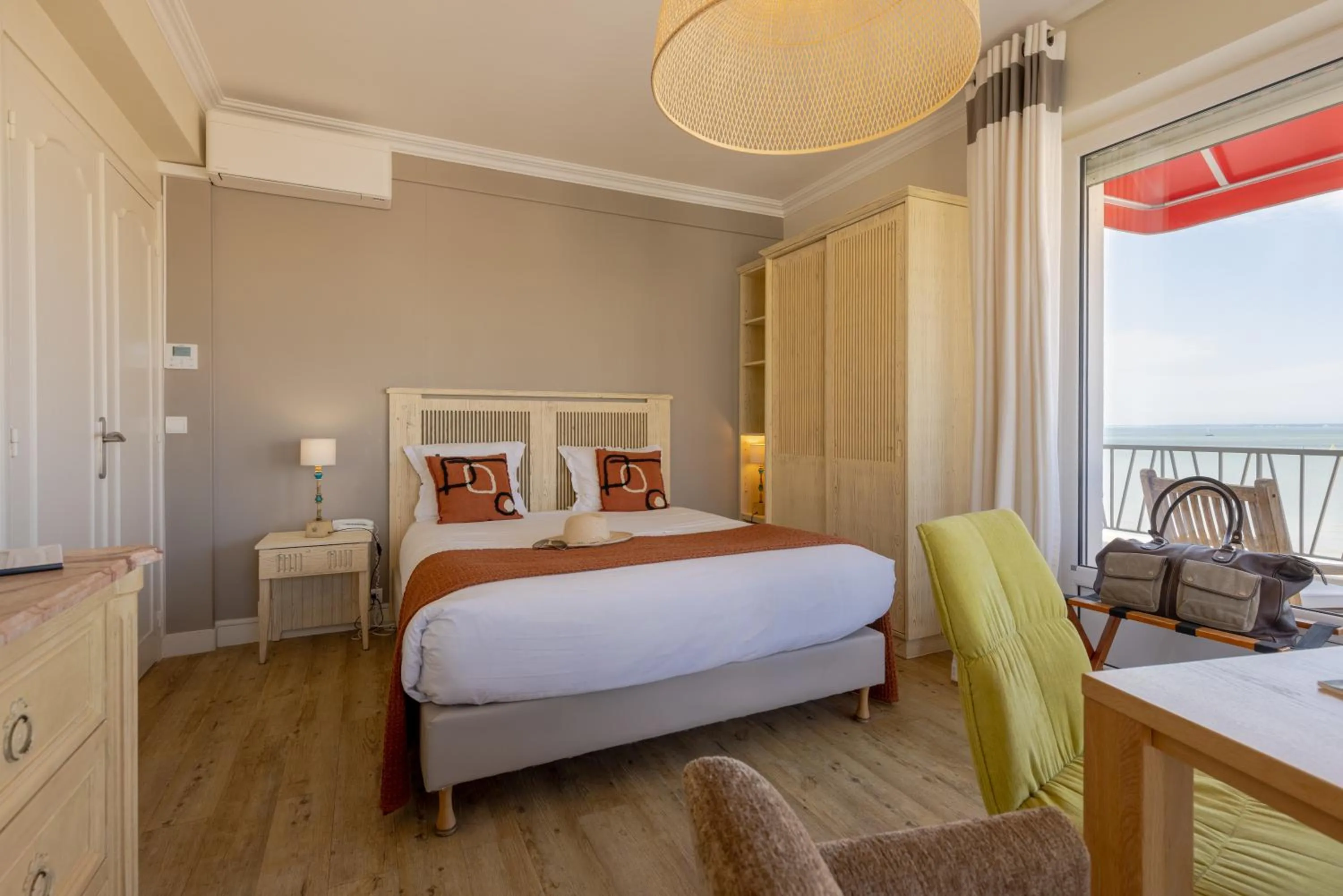 Bed in Family Golf Hotel