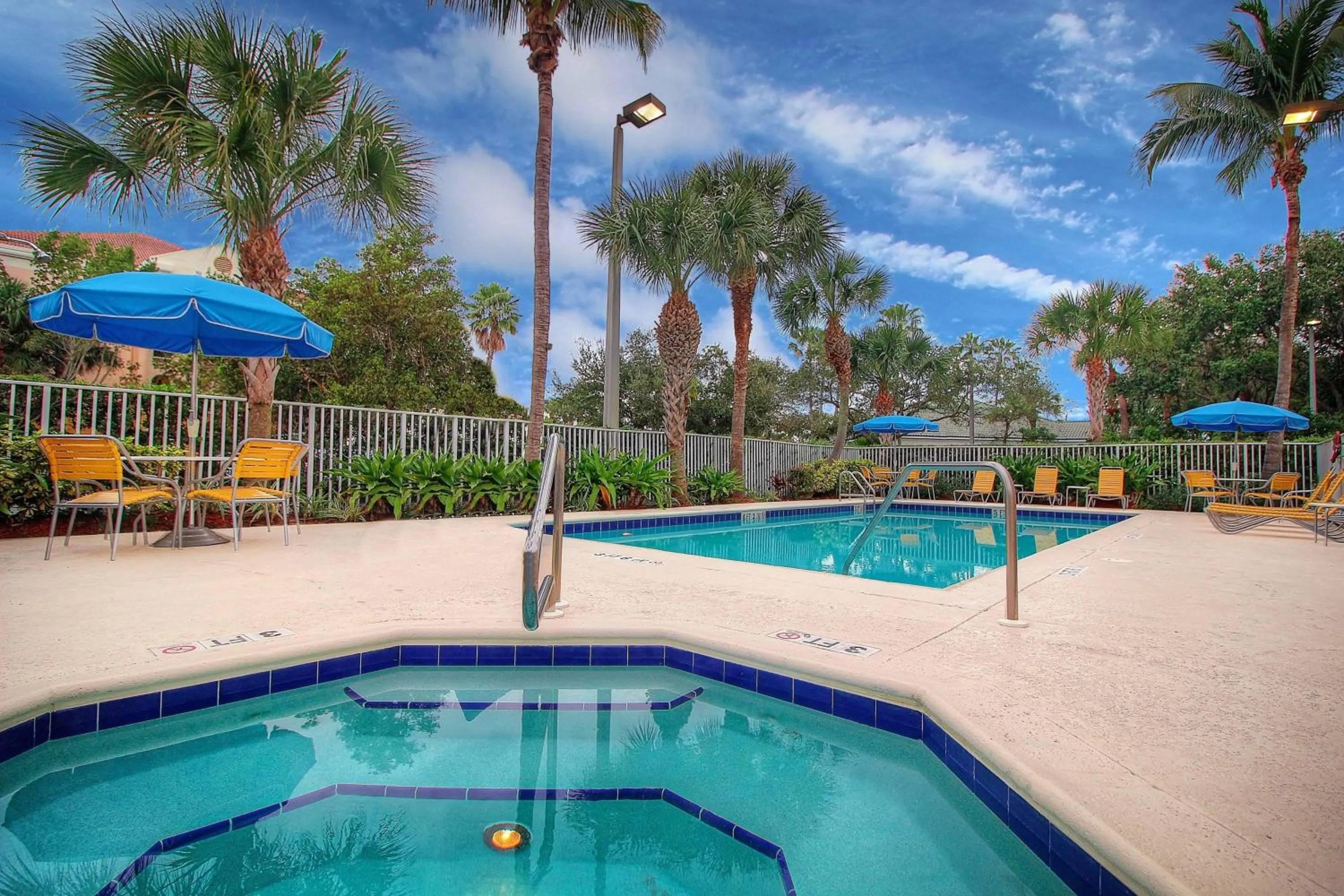 Swimming pool in Fairfield Inn & Suites By Marriott Jupiter